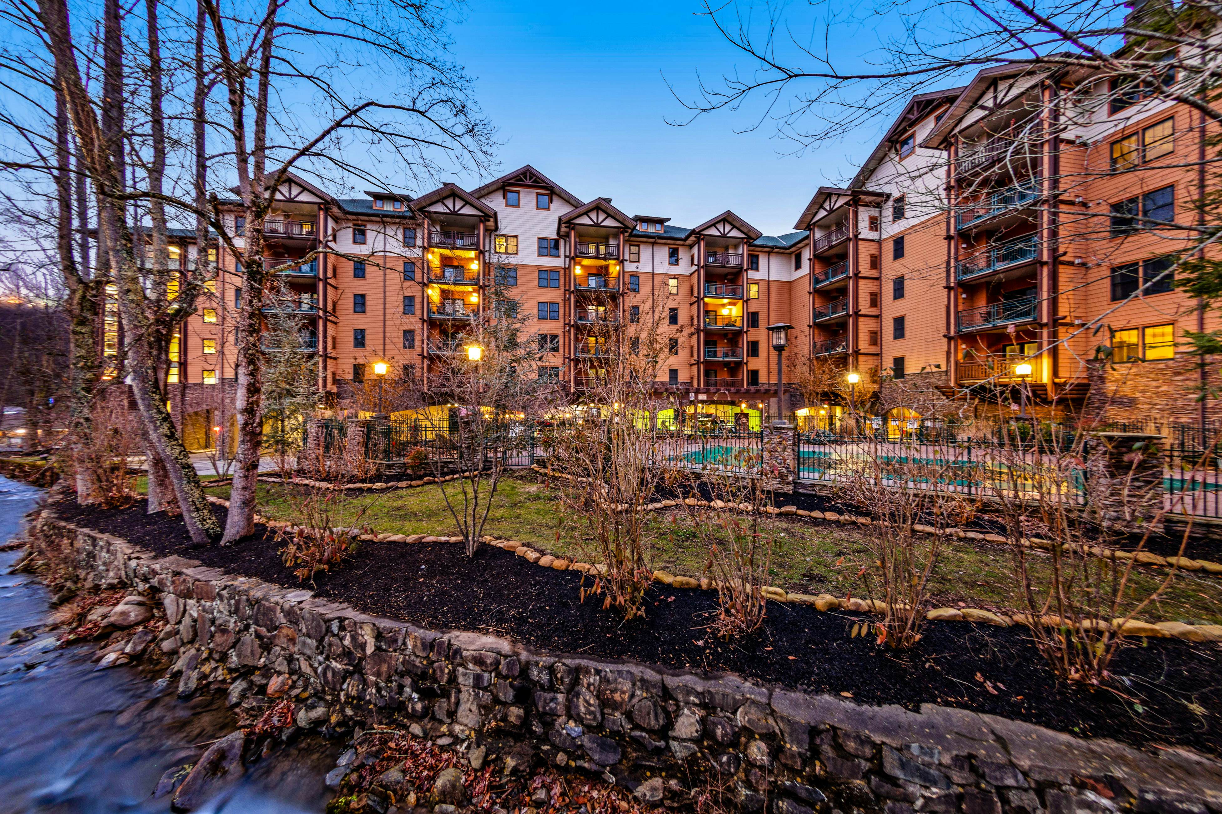 Homey Condo, Sleeps 8・Near Downtown・Jetted Tub・Gym