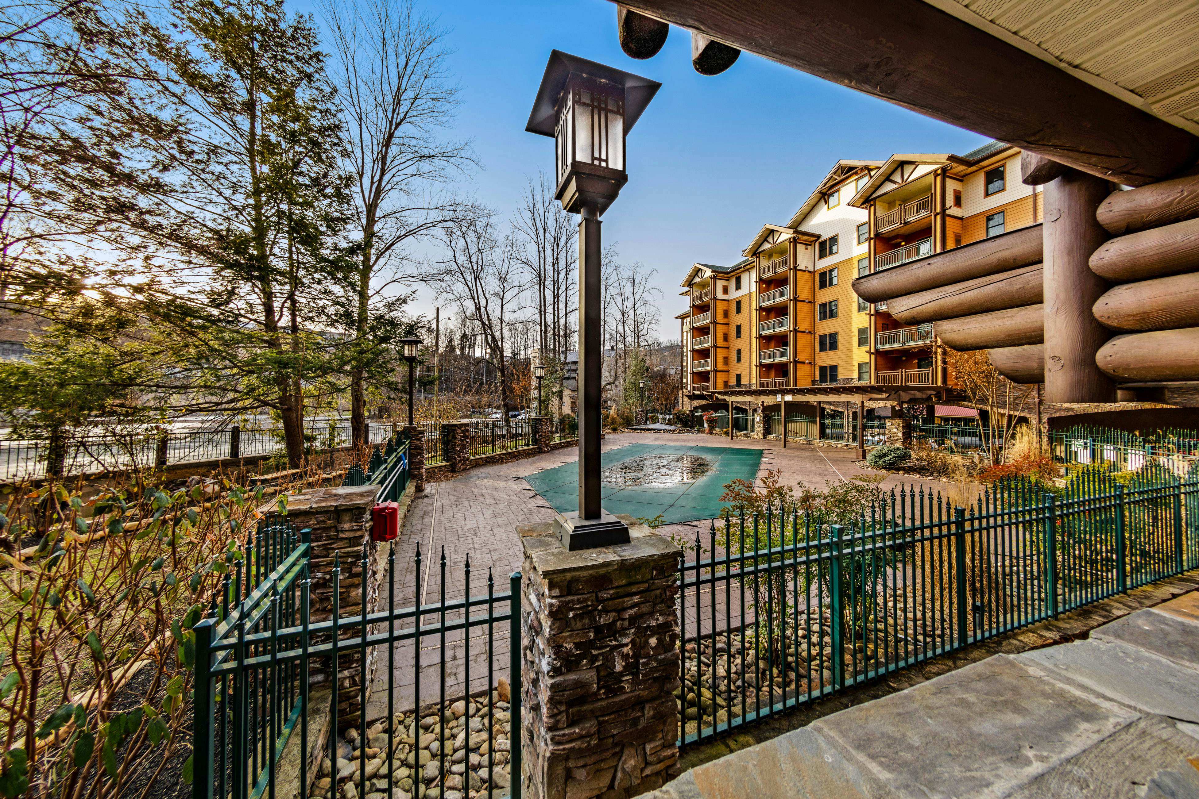 Homey Condo, Sleeps 8・Near Downtown・Jetted Tub・Gym