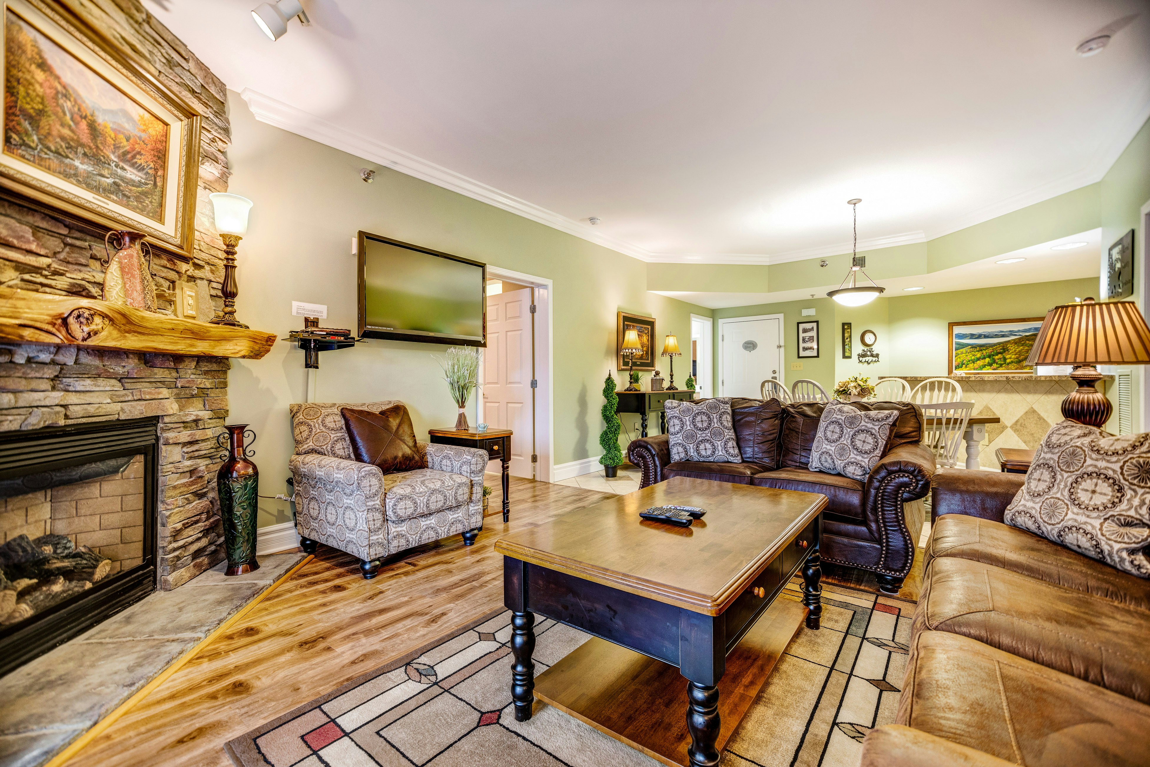 Homey Condo, Sleeps 8・Near Downtown・Jetted Tub・Gym