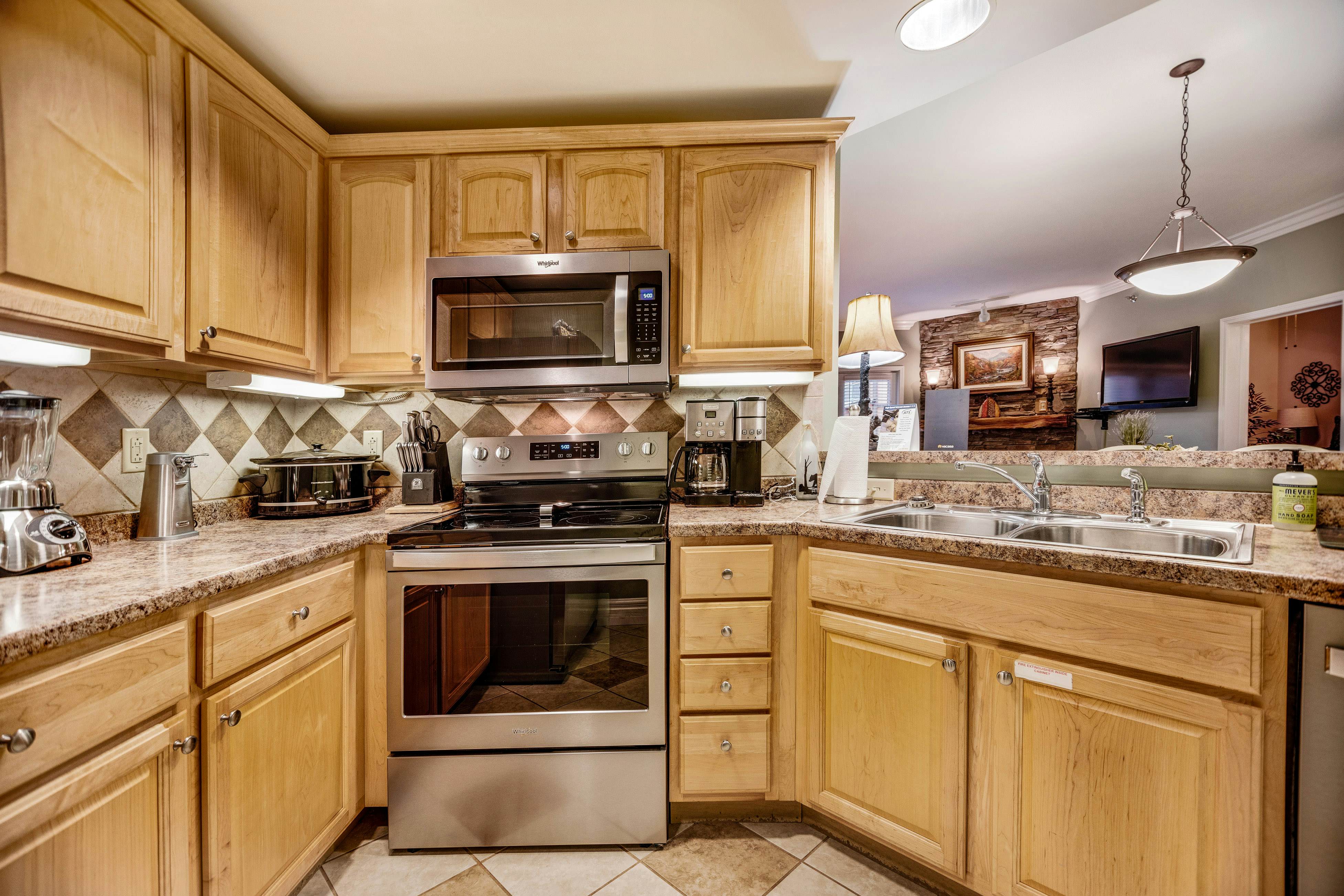 Homey Condo, Sleeps 8・Near Downtown・Jetted Tub・Gym