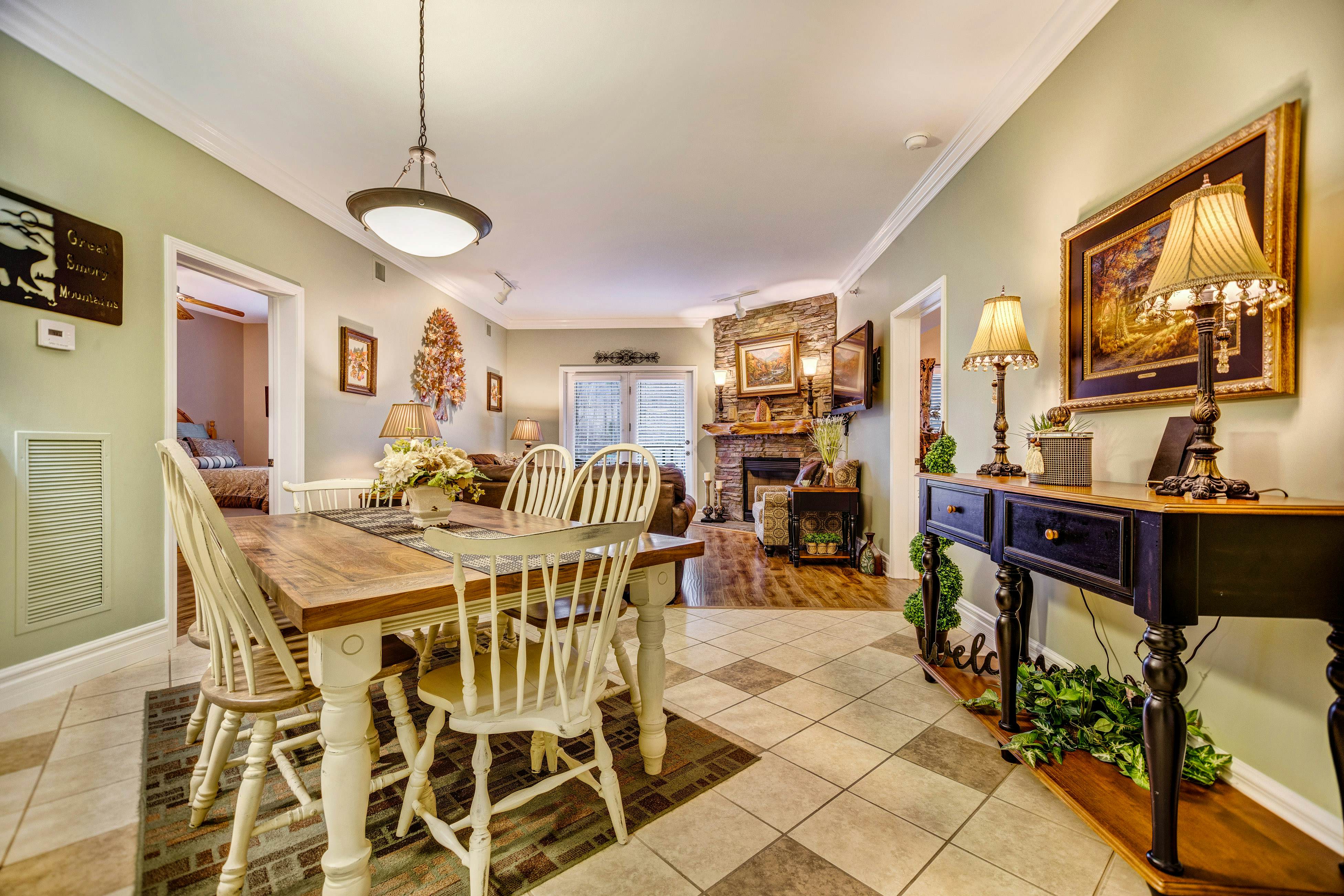 Homey Condo, Sleeps 8・Near Downtown・Jetted Tub・Gym