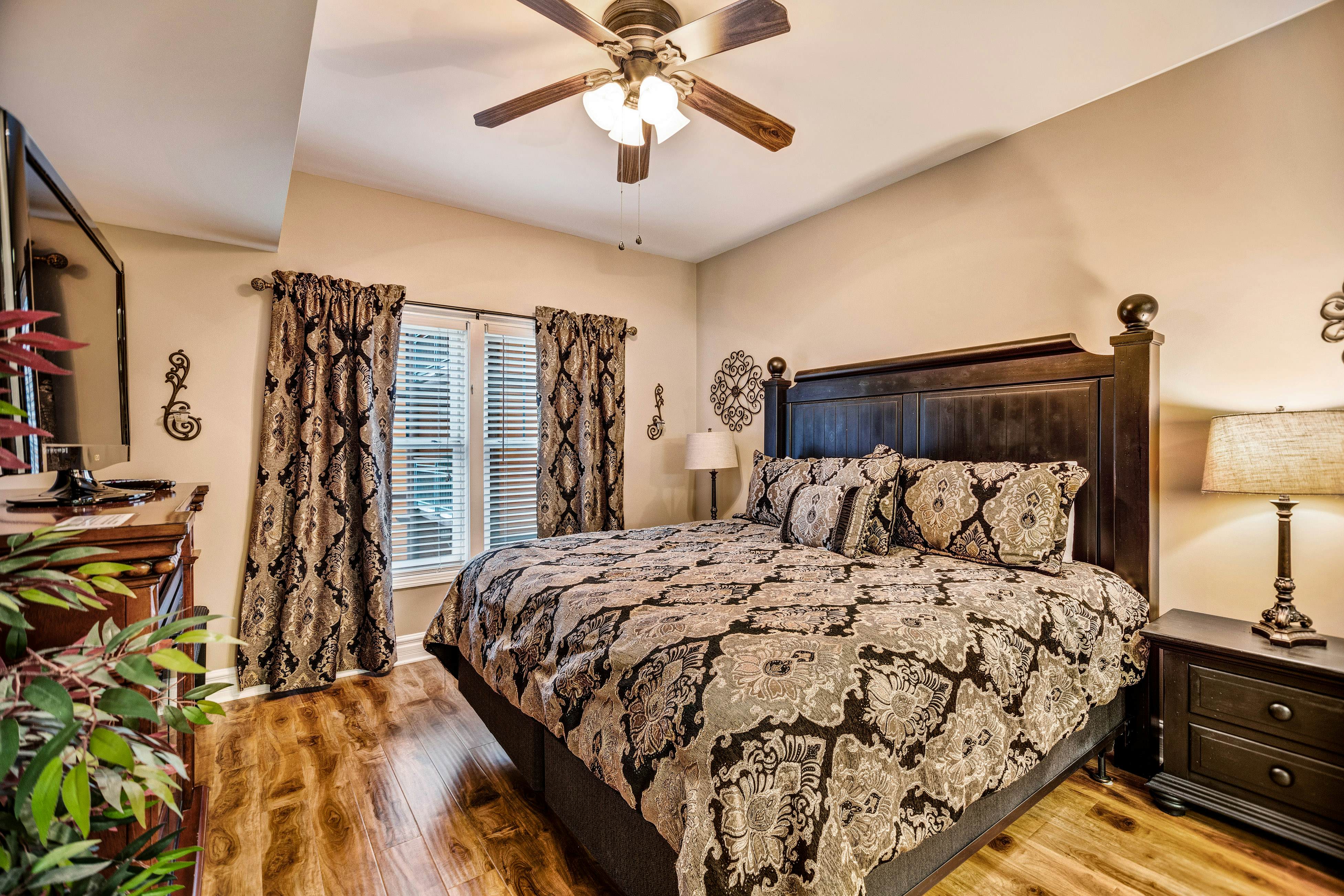 Homey Condo, Sleeps 8・Near Downtown・Jetted Tub・Gym