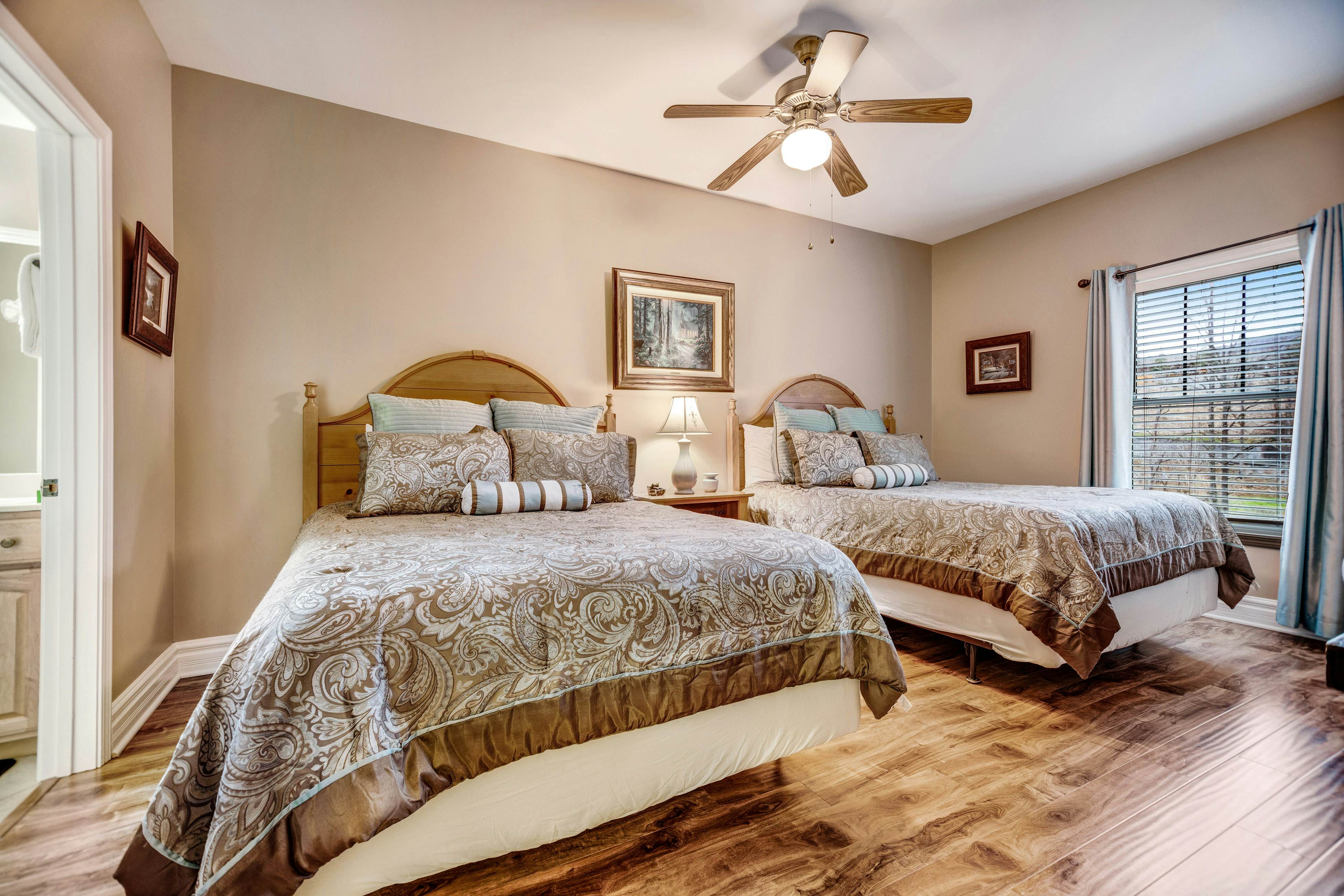 Homey Condo, Sleeps 8・Near Downtown・Jetted Tub・Gym