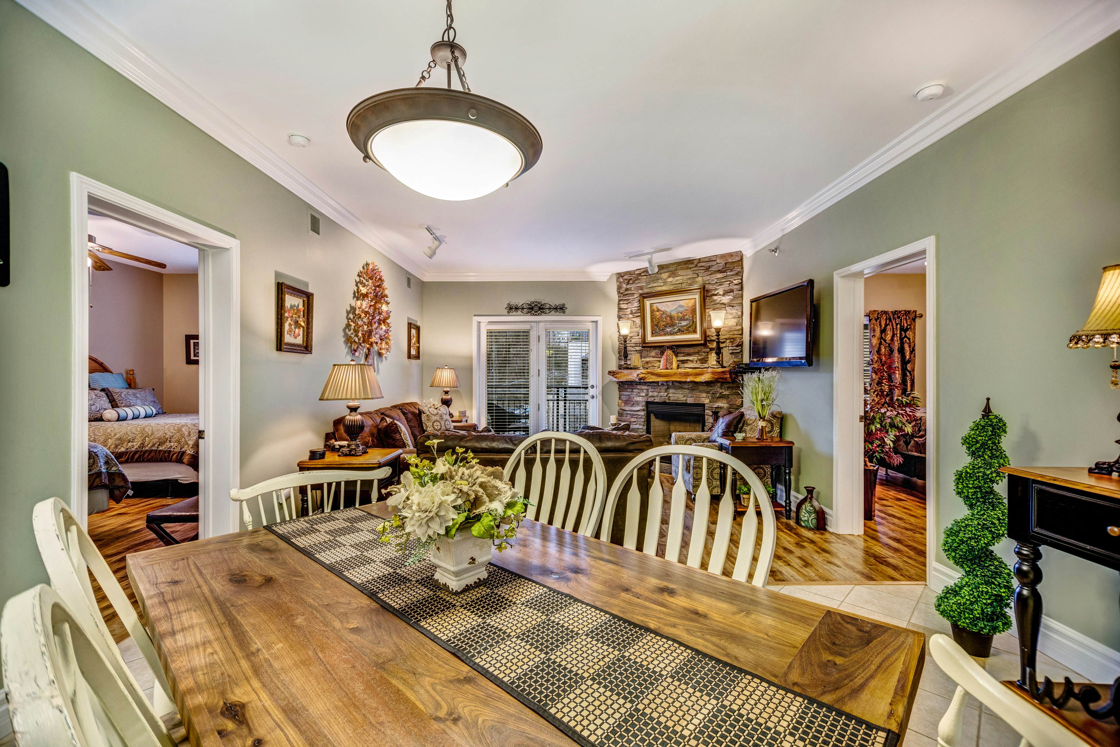 Homey Condo, Sleeps 8・Near Downtown・Jetted Tub・Gym