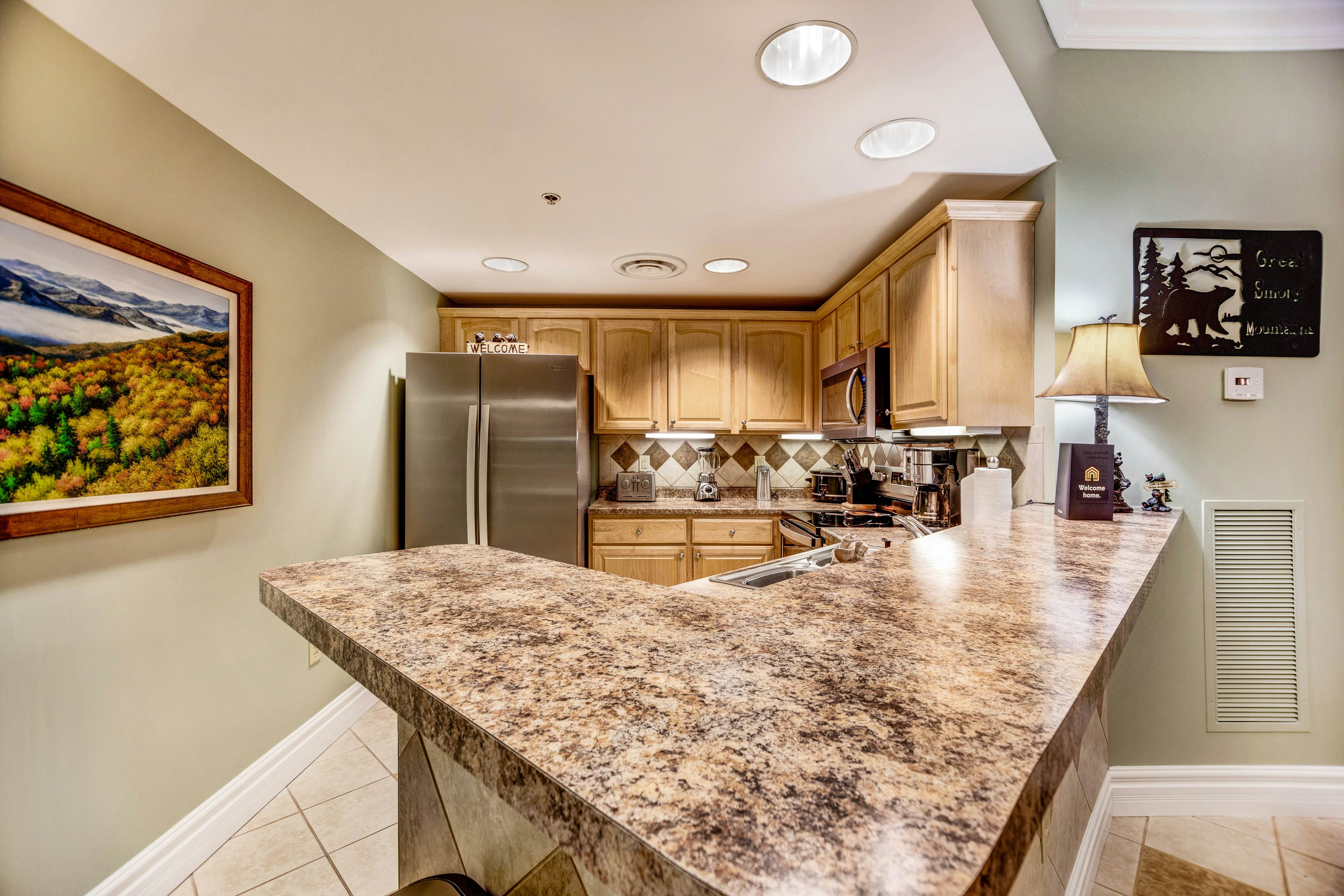 Homey Condo, Sleeps 8・Near Downtown・Jetted Tub・Gym