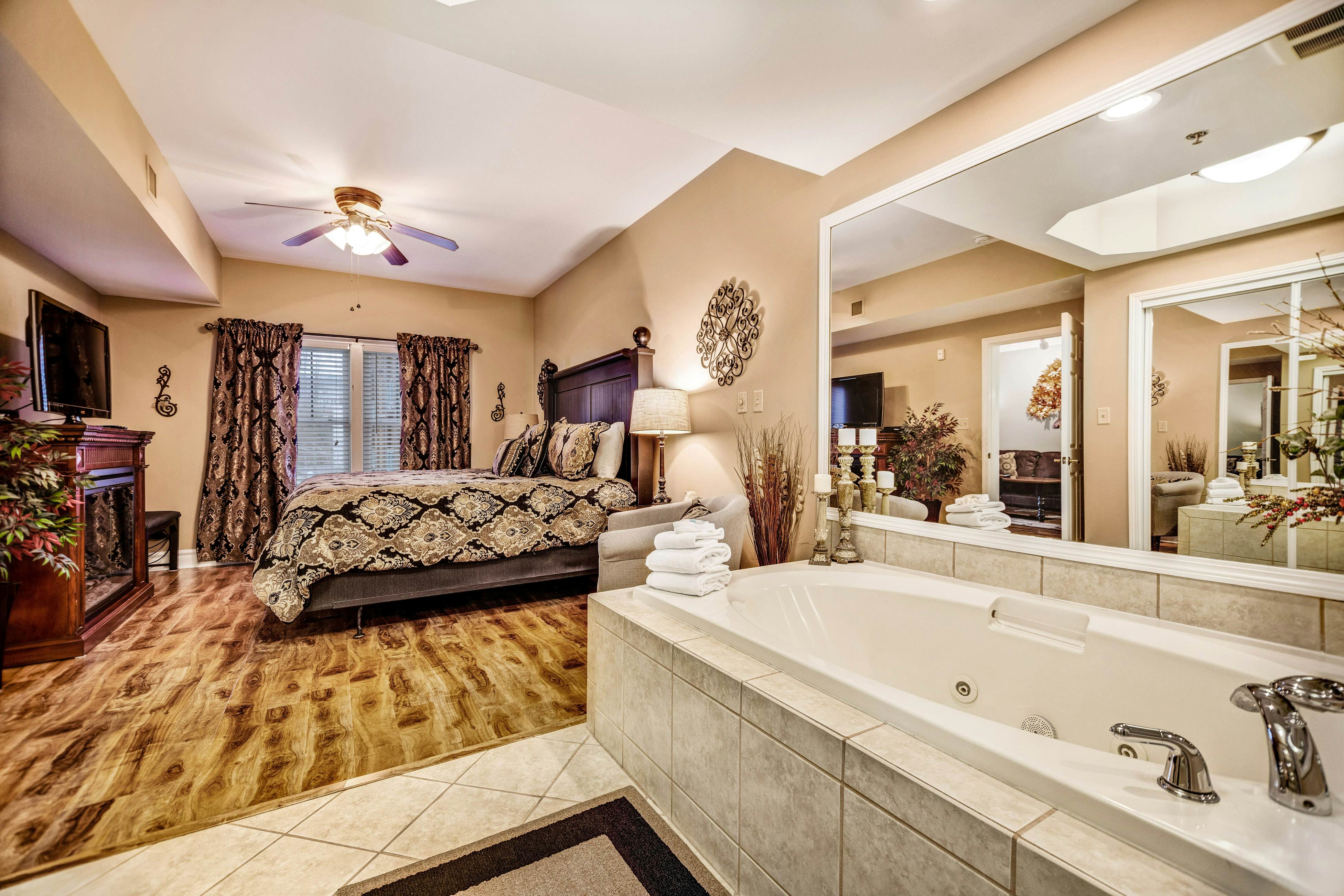 Homey Condo, Sleeps 8・Near Downtown・Jetted Tub・Gym