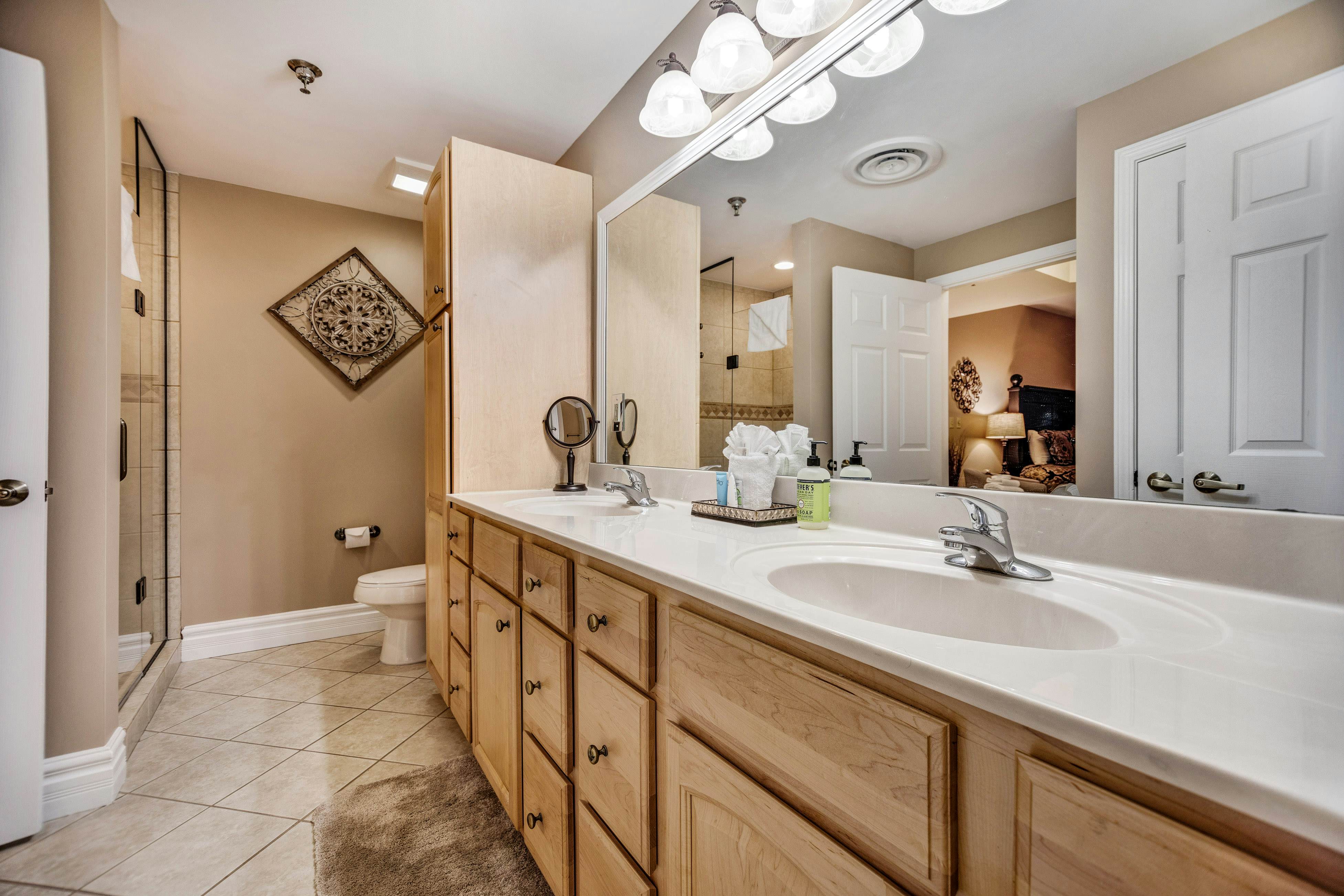 Homey Condo, Sleeps 8・Near Downtown・Jetted Tub・Gym