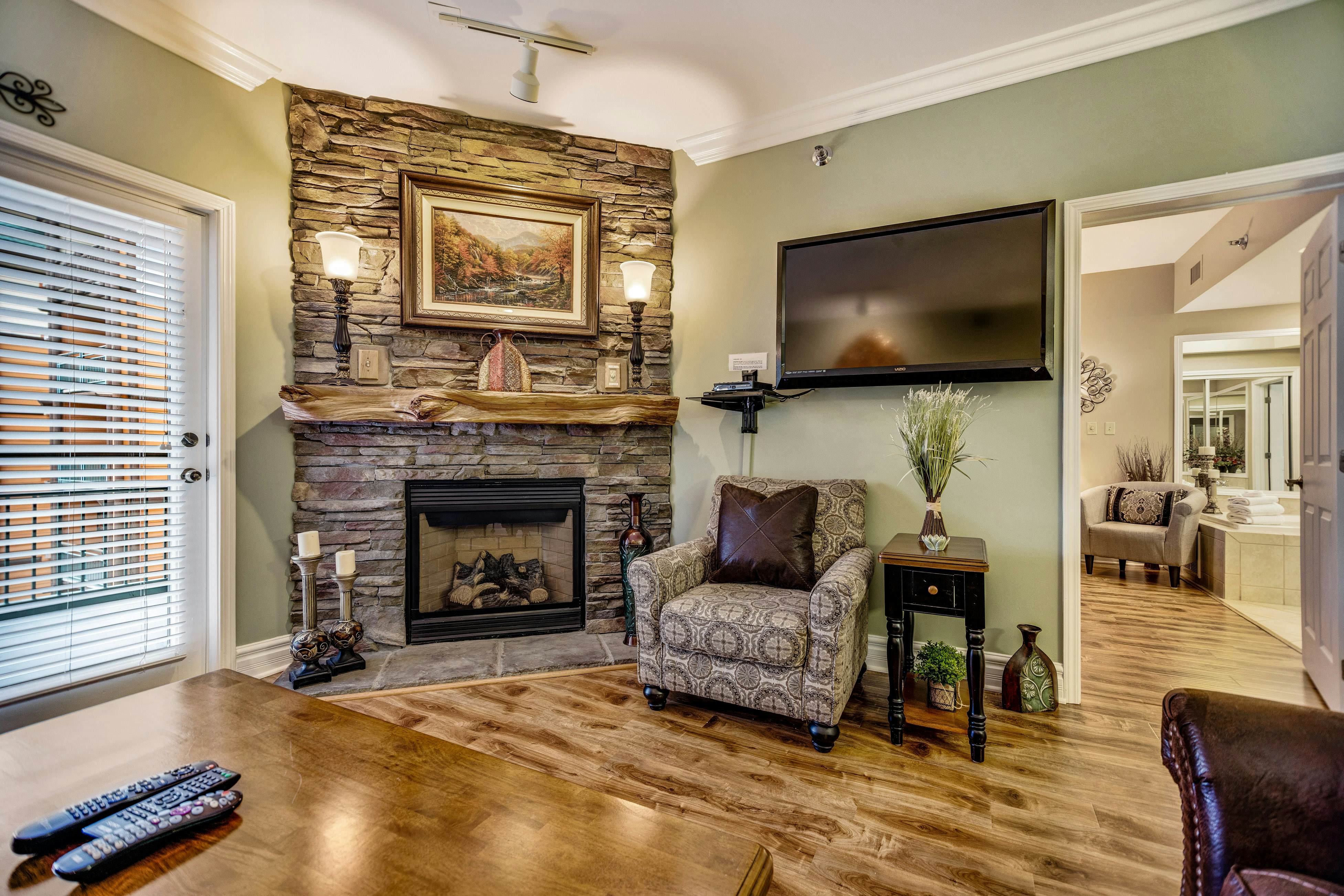 Homey Condo, Sleeps 8・Near Downtown・Jetted Tub・Gym