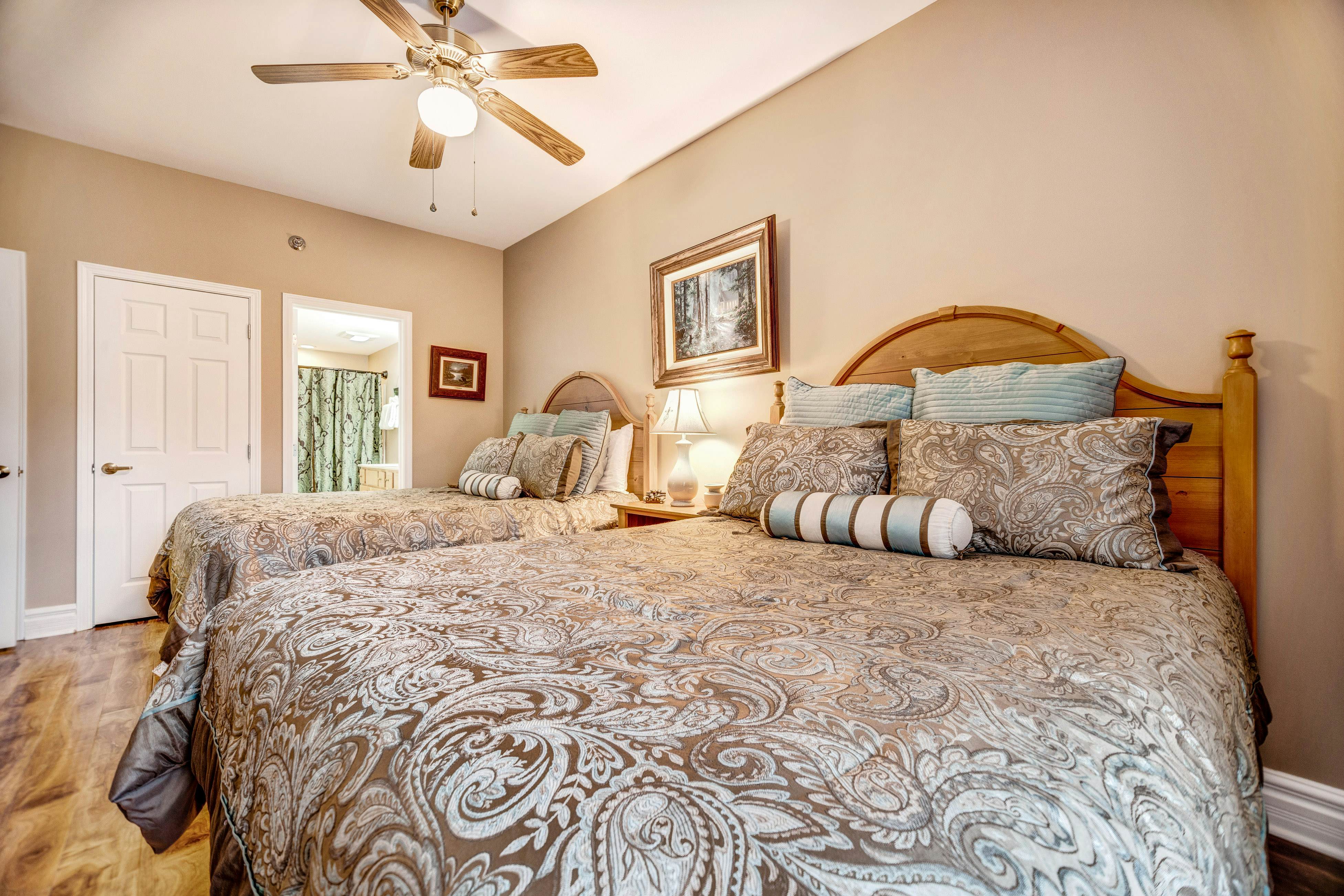 Homey Condo, Sleeps 8・Near Downtown・Jetted Tub・Gym