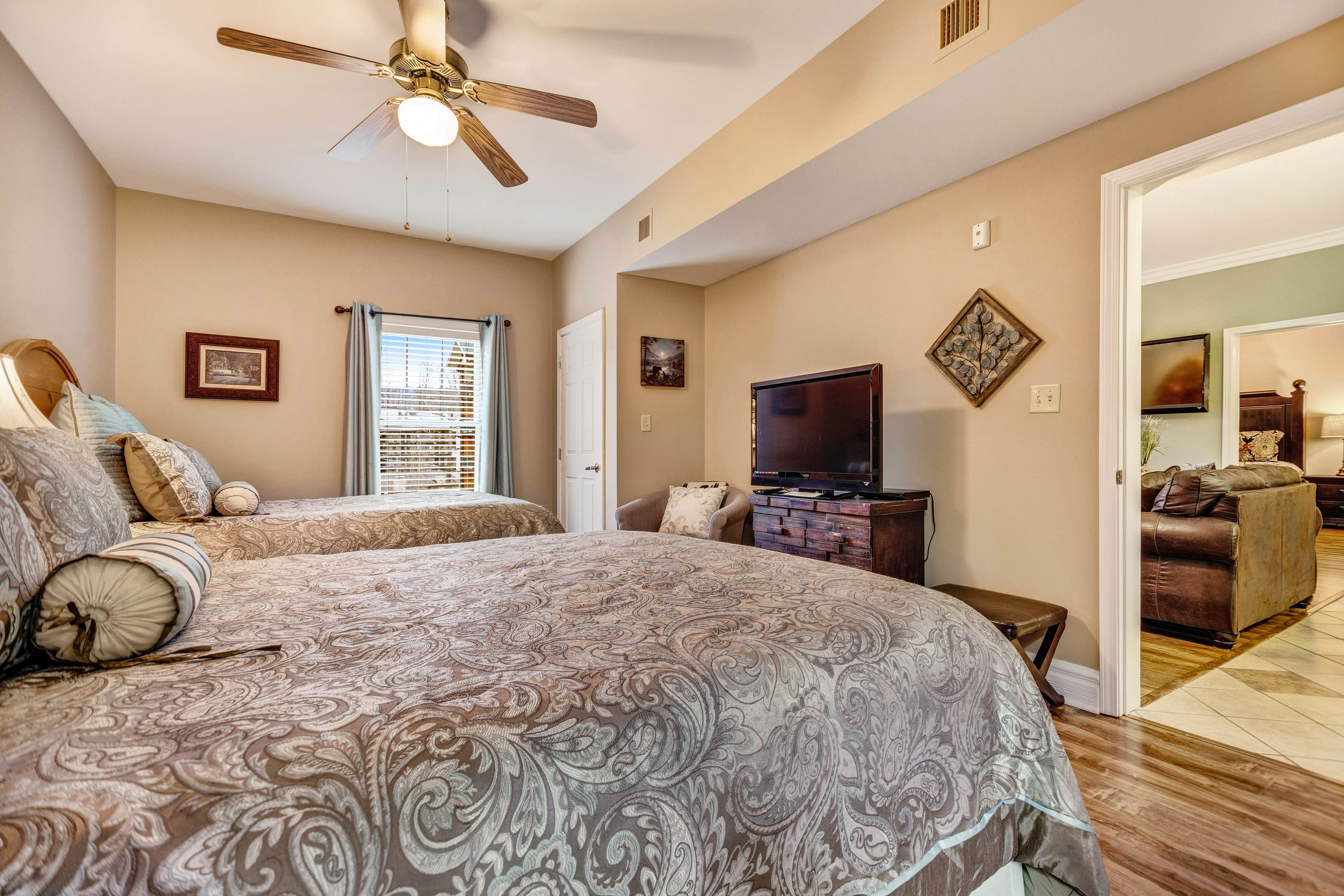 Homey Condo, Sleeps 8・Near Downtown・Jetted Tub・Gym