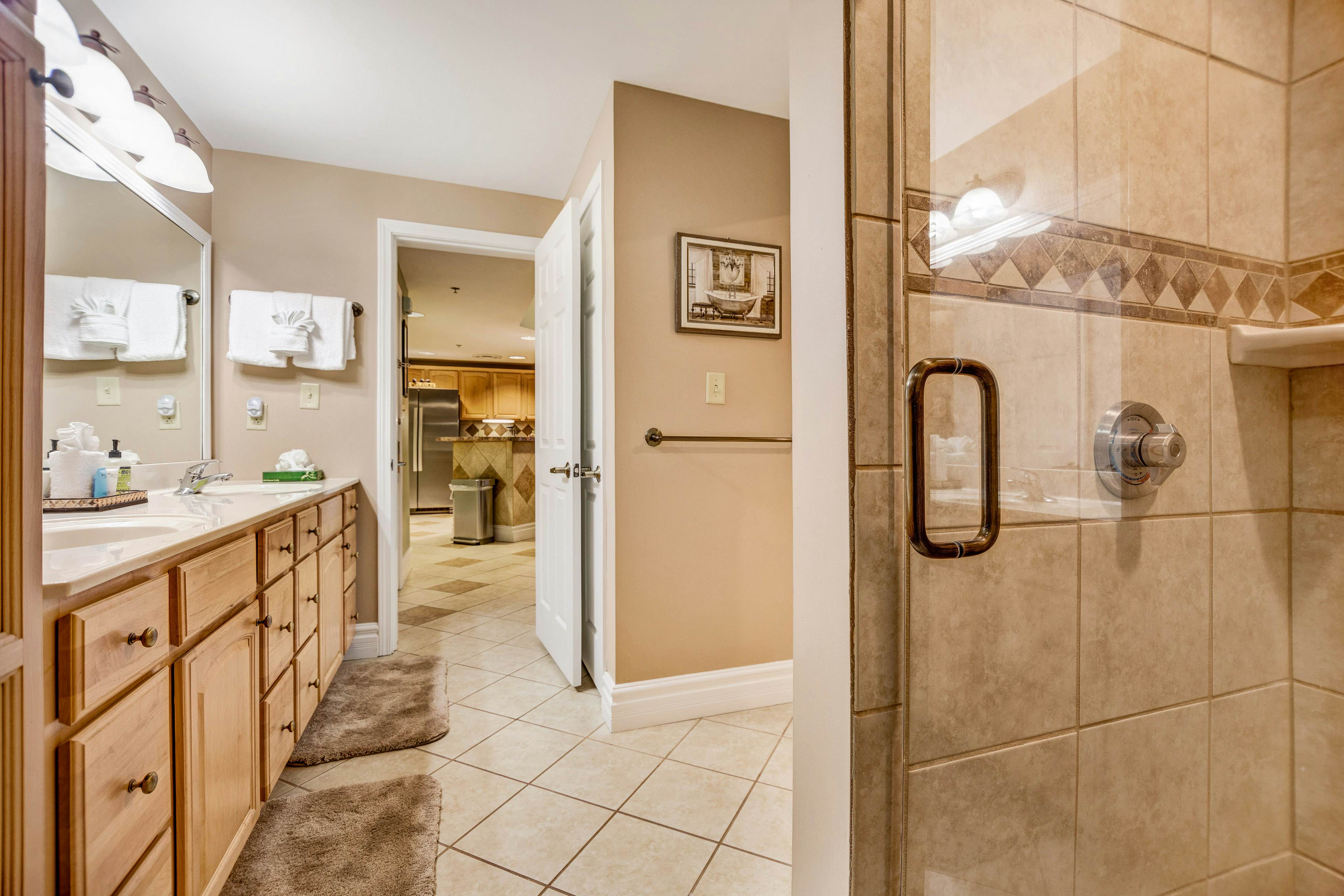 Homey Condo, Sleeps 8・Near Downtown・Jetted Tub・Gym