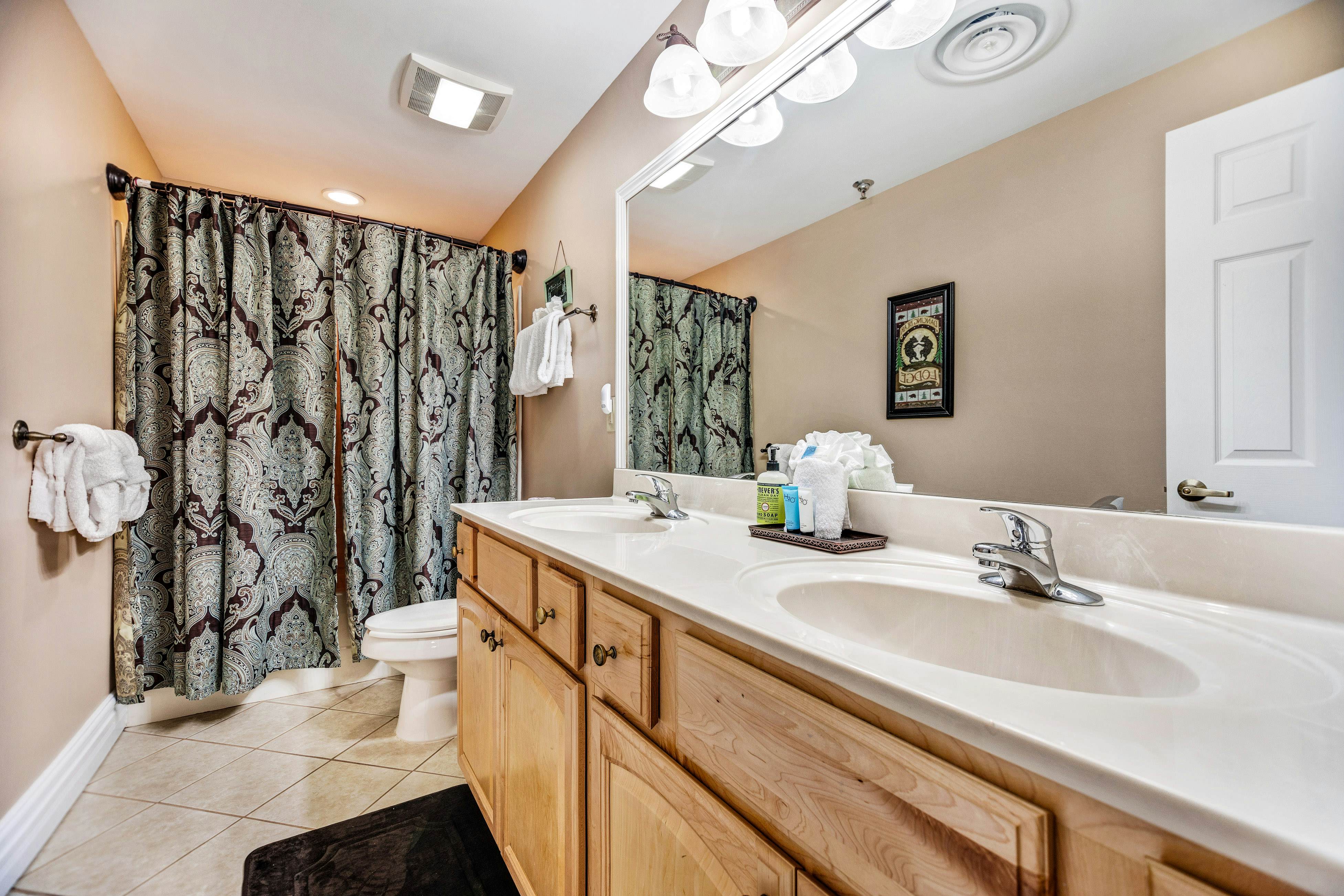 Homey Condo, Sleeps 8・Near Downtown・Jetted Tub・Gym