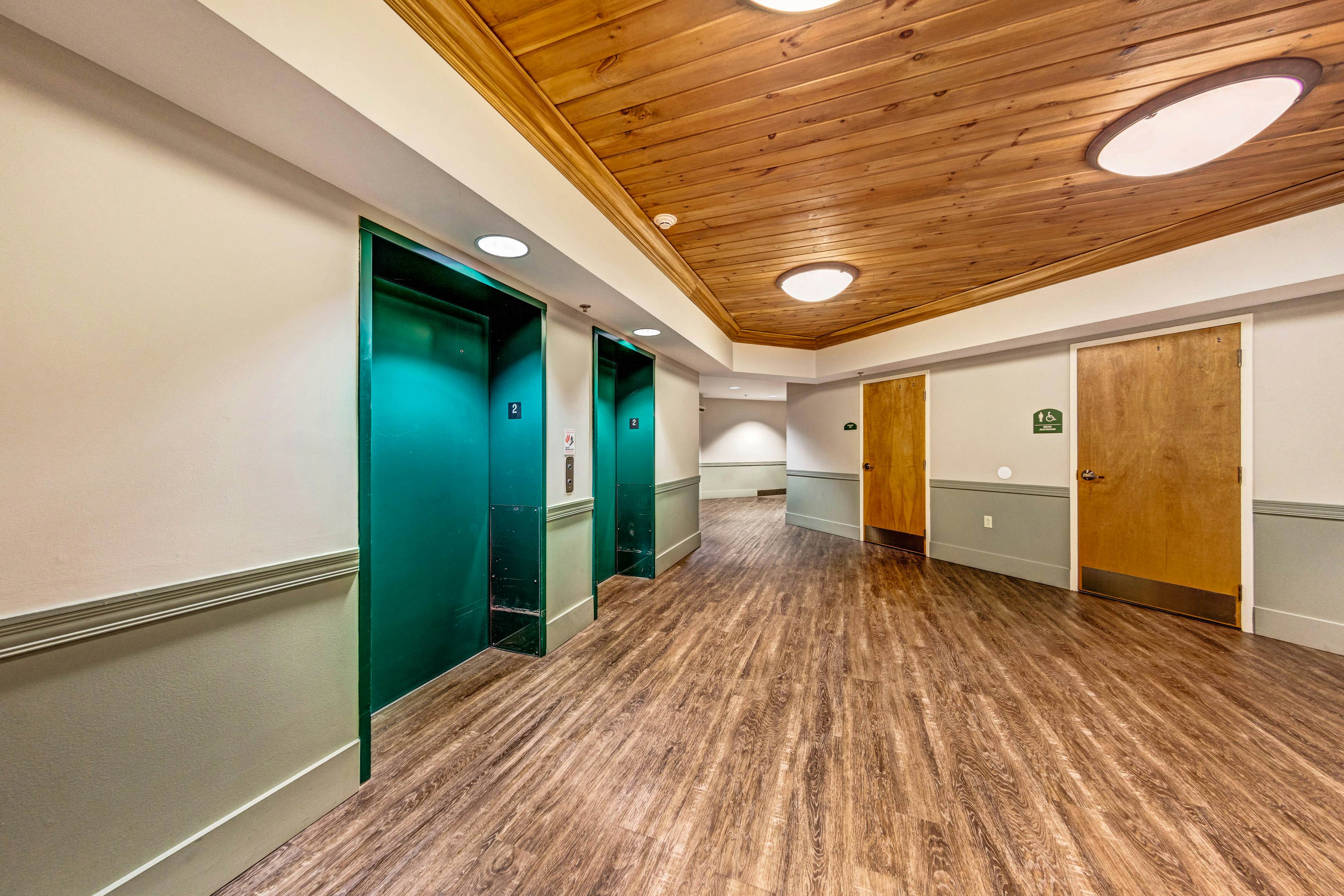 Homey Condo, Sleeps 8・Near Downtown・Jetted Tub・Gym