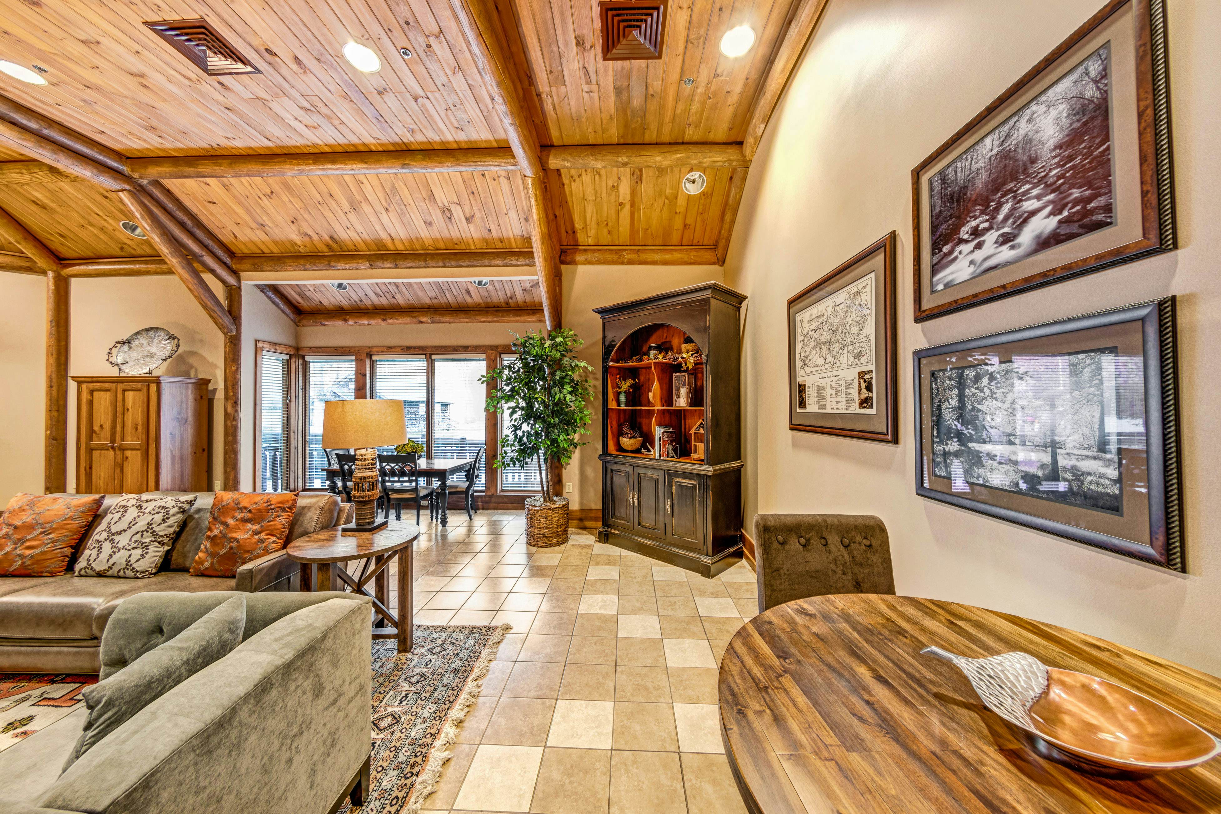 Homey Condo, Sleeps 8・Near Downtown・Jetted Tub・Gym