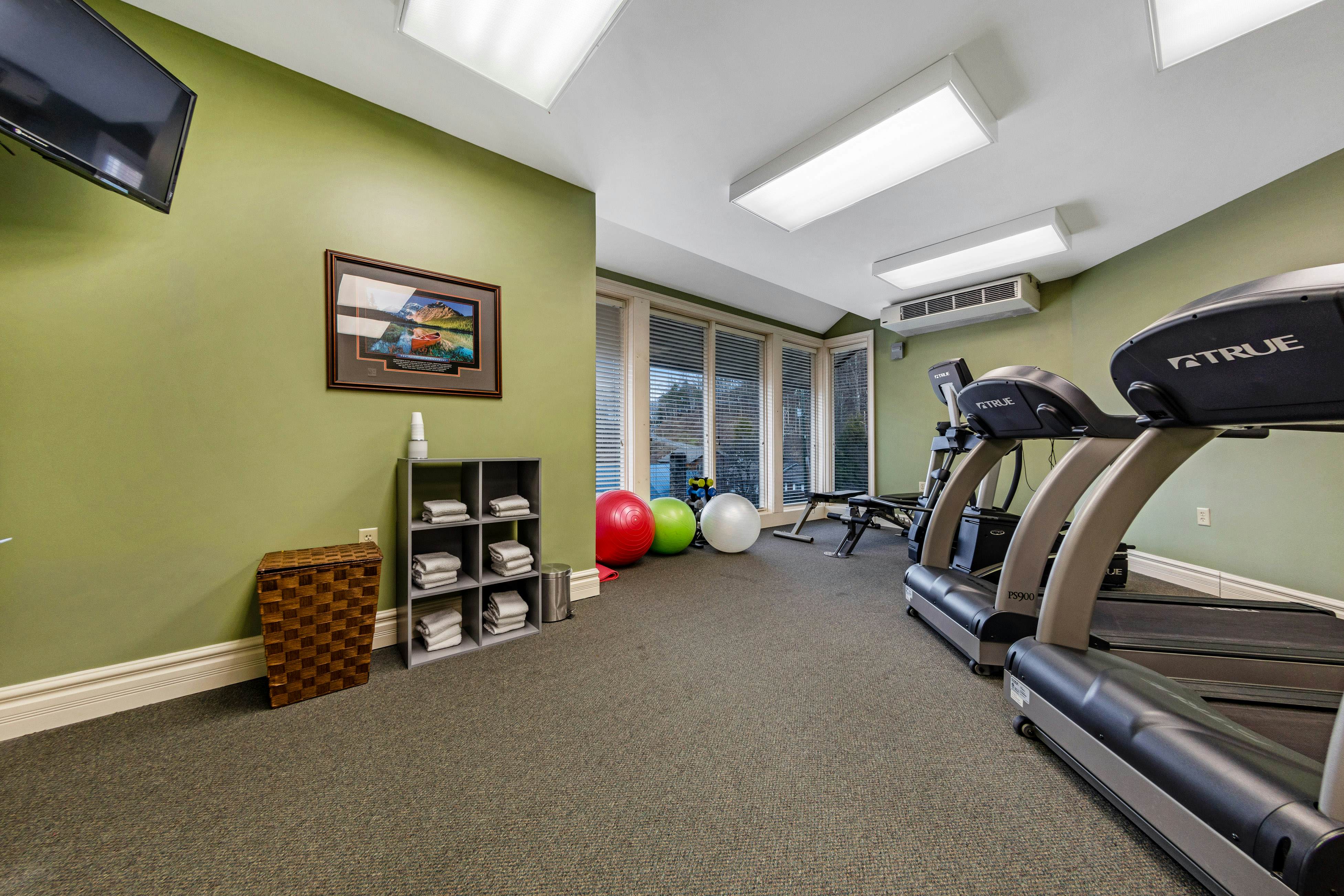 Homey Condo, Sleeps 8・Near Downtown・Jetted Tub・Gym