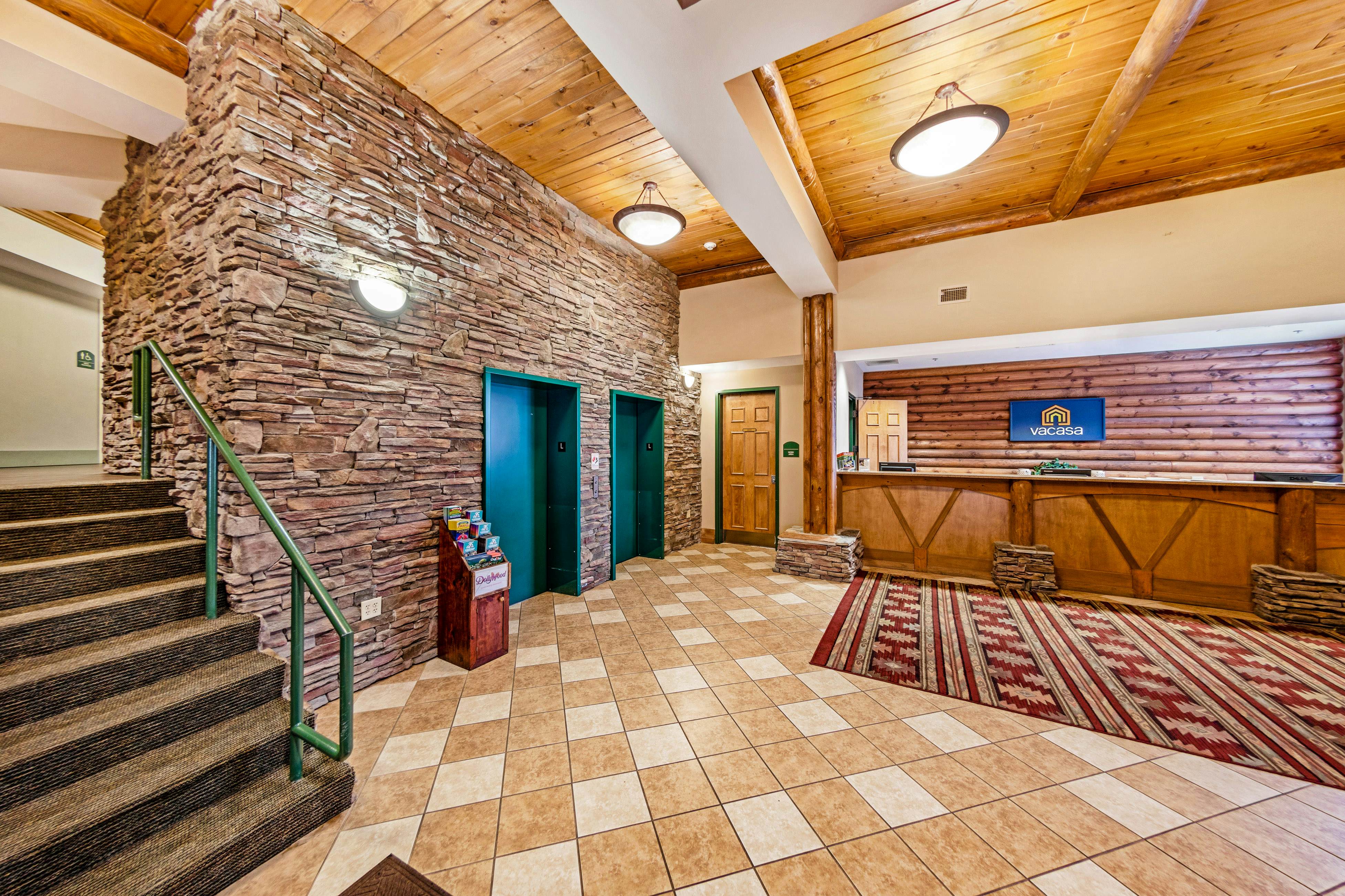 Homey Condo, Sleeps 8・Near Downtown・Jetted Tub・Gym