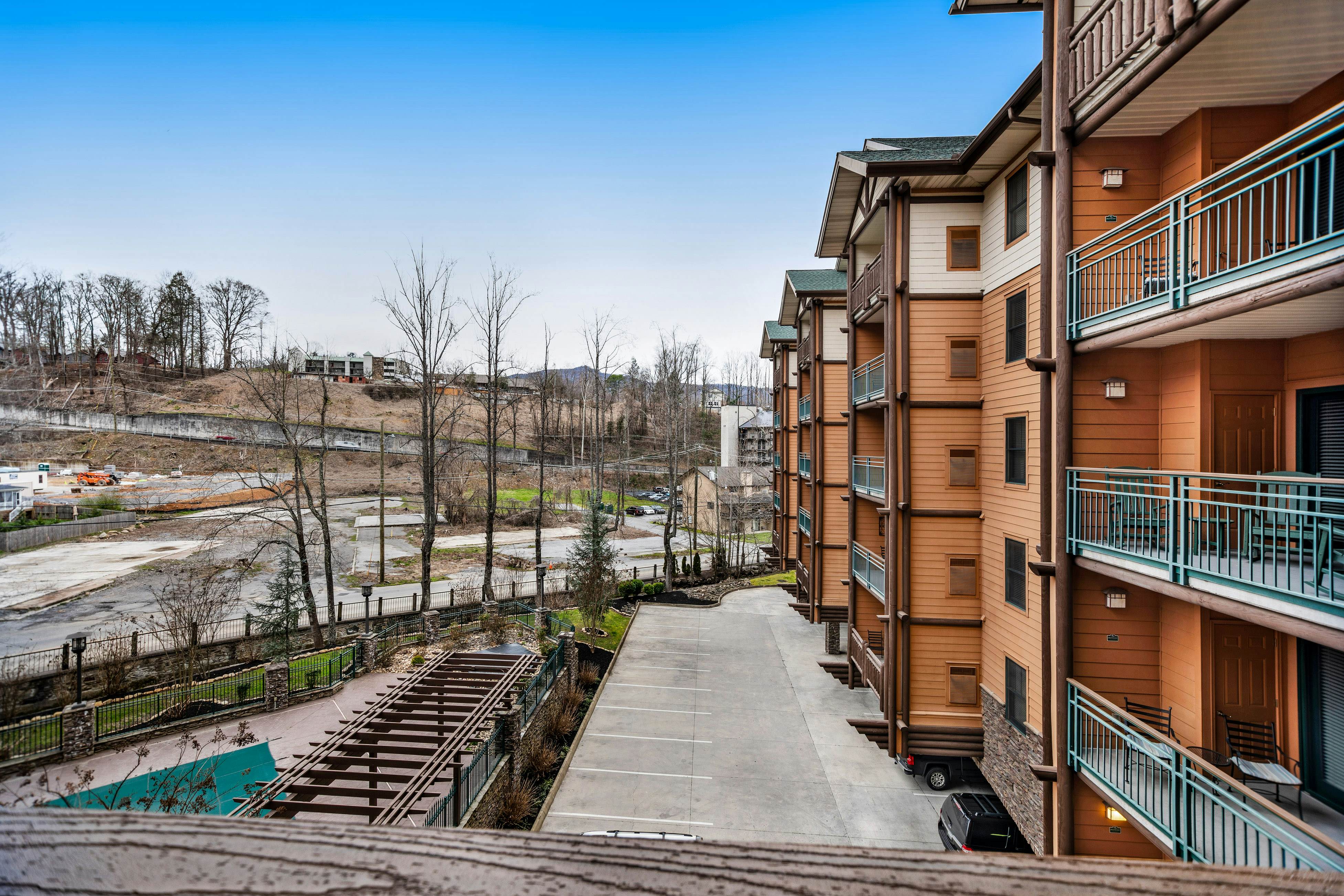 Homey Condo, Sleeps 8・Near Downtown・Jetted Tub・Gym