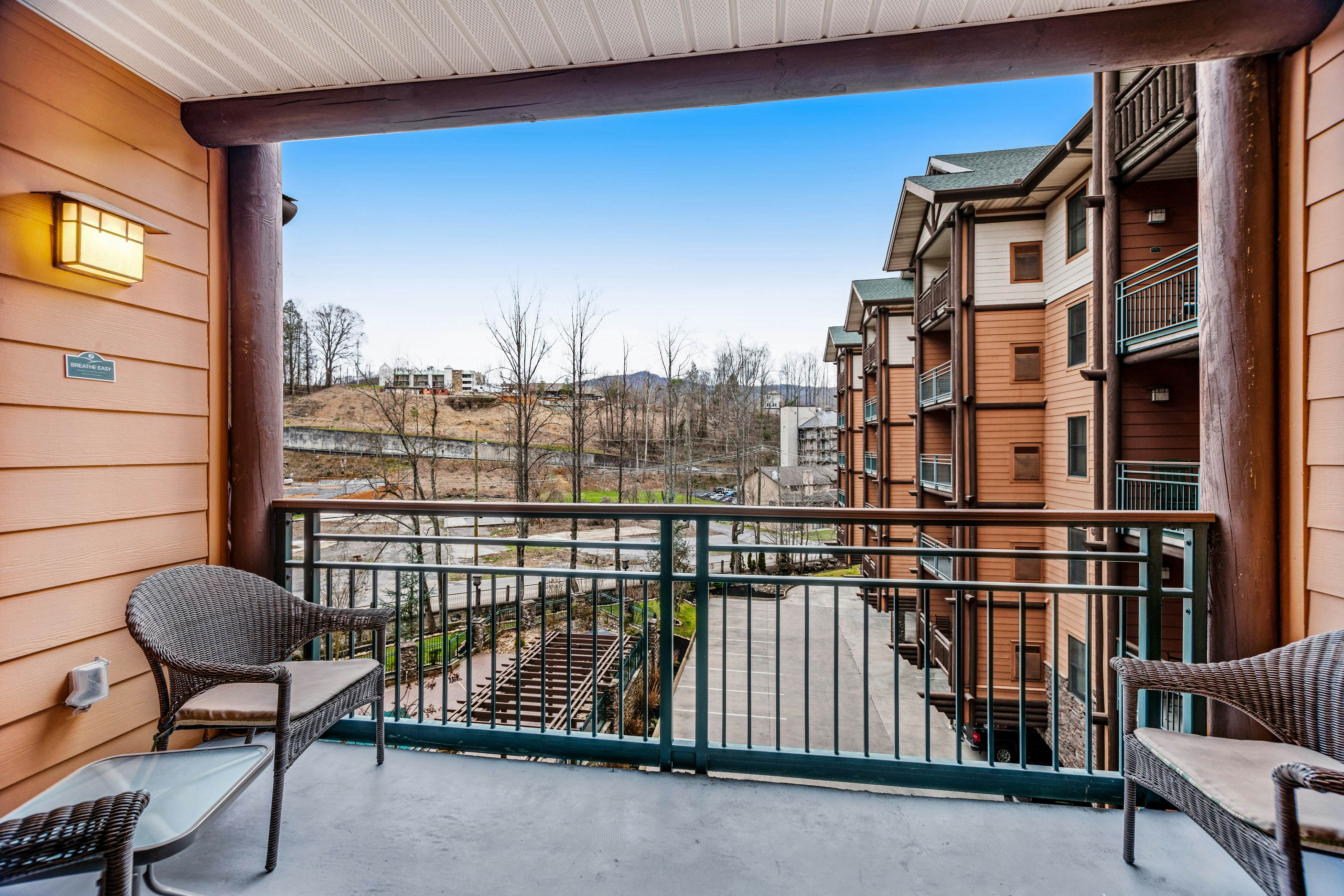 Homey Condo, Sleeps 8・Near Downtown・Jetted Tub・Gym