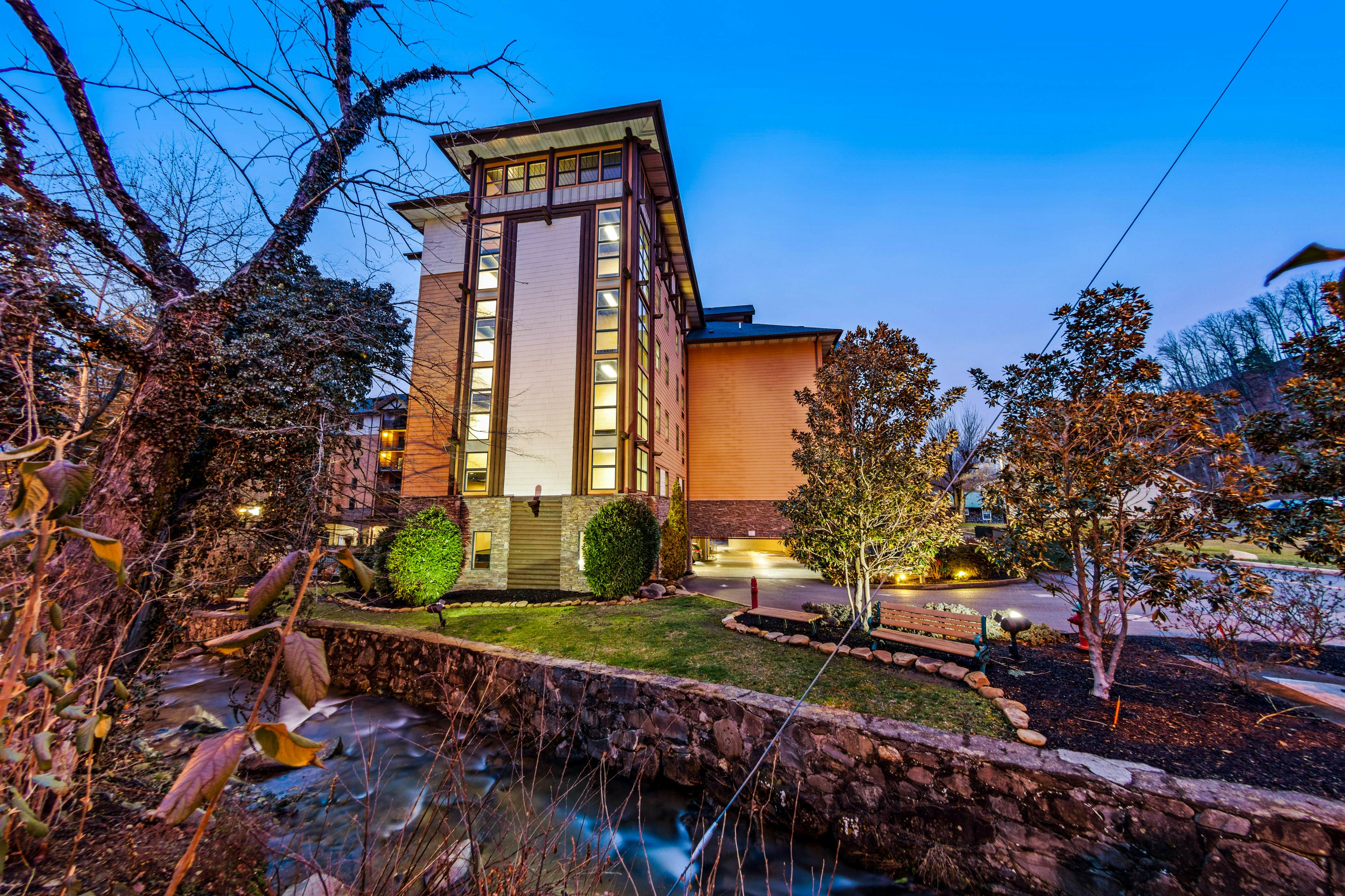 Homey Condo, Sleeps 8・Near Downtown・Jetted Tub・Gym