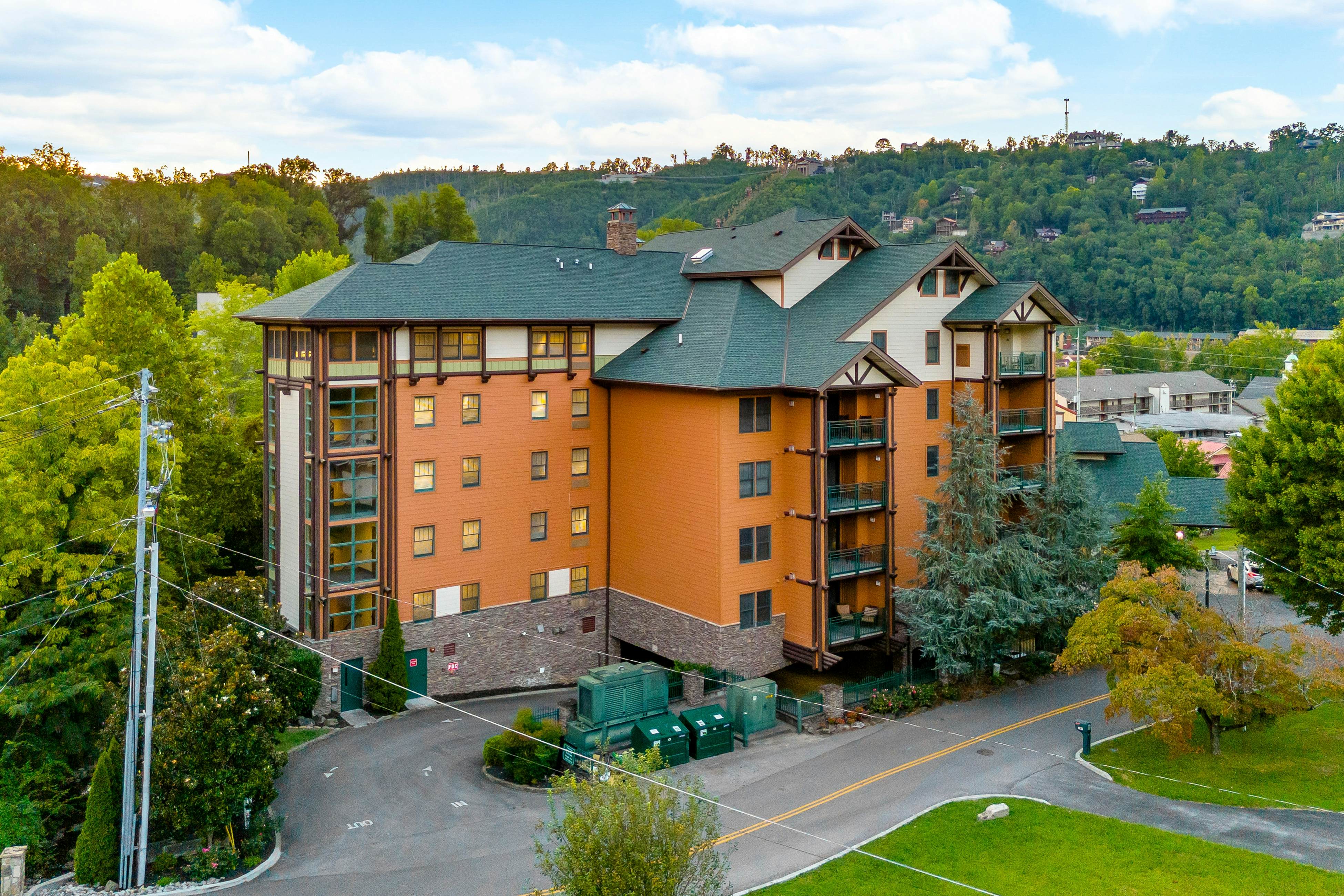 Homey Condo, Sleeps 8・Near Downtown・Jetted Tub・Gym