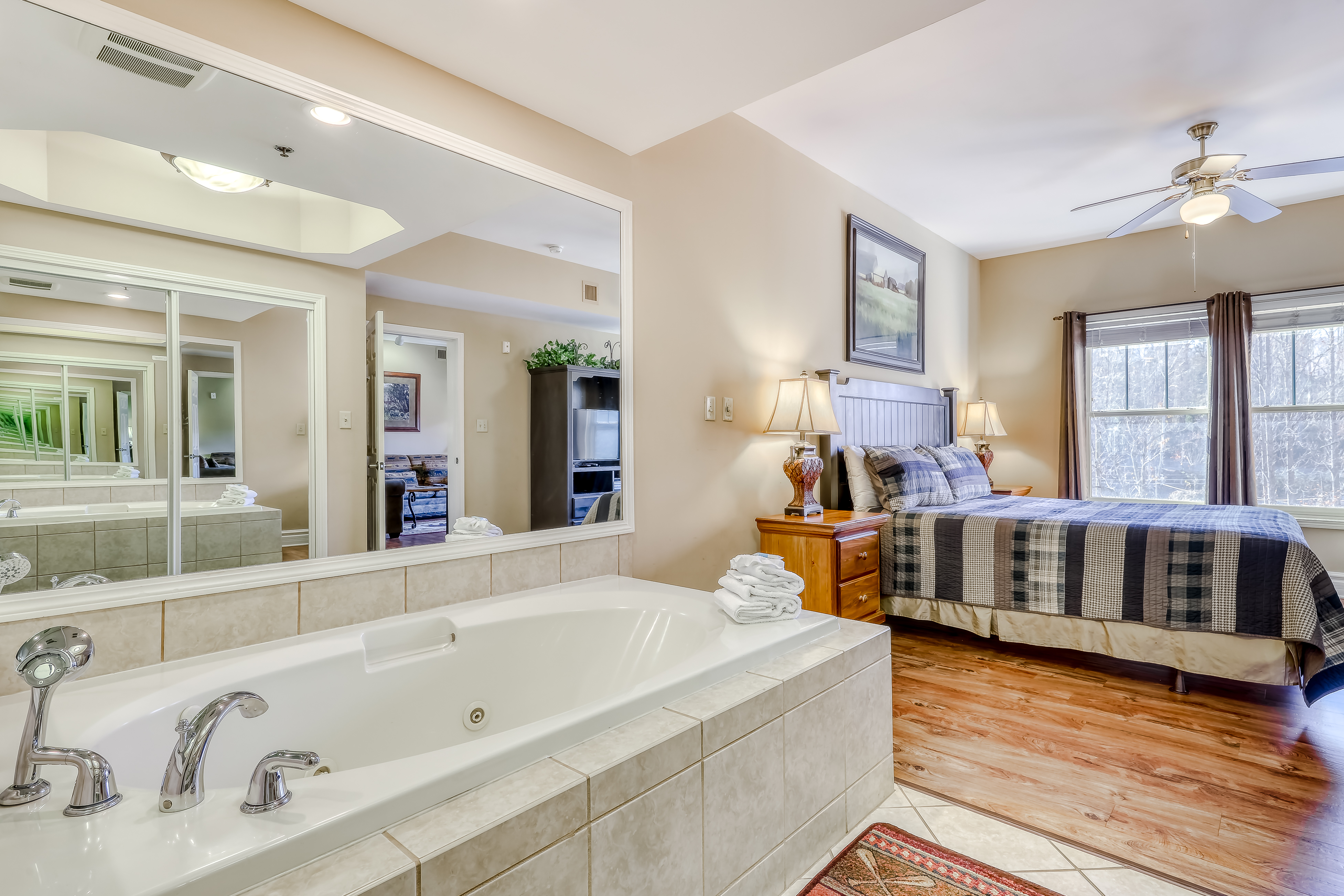 Charming Condo Steps from Downtown, Sleeps 6・Gym