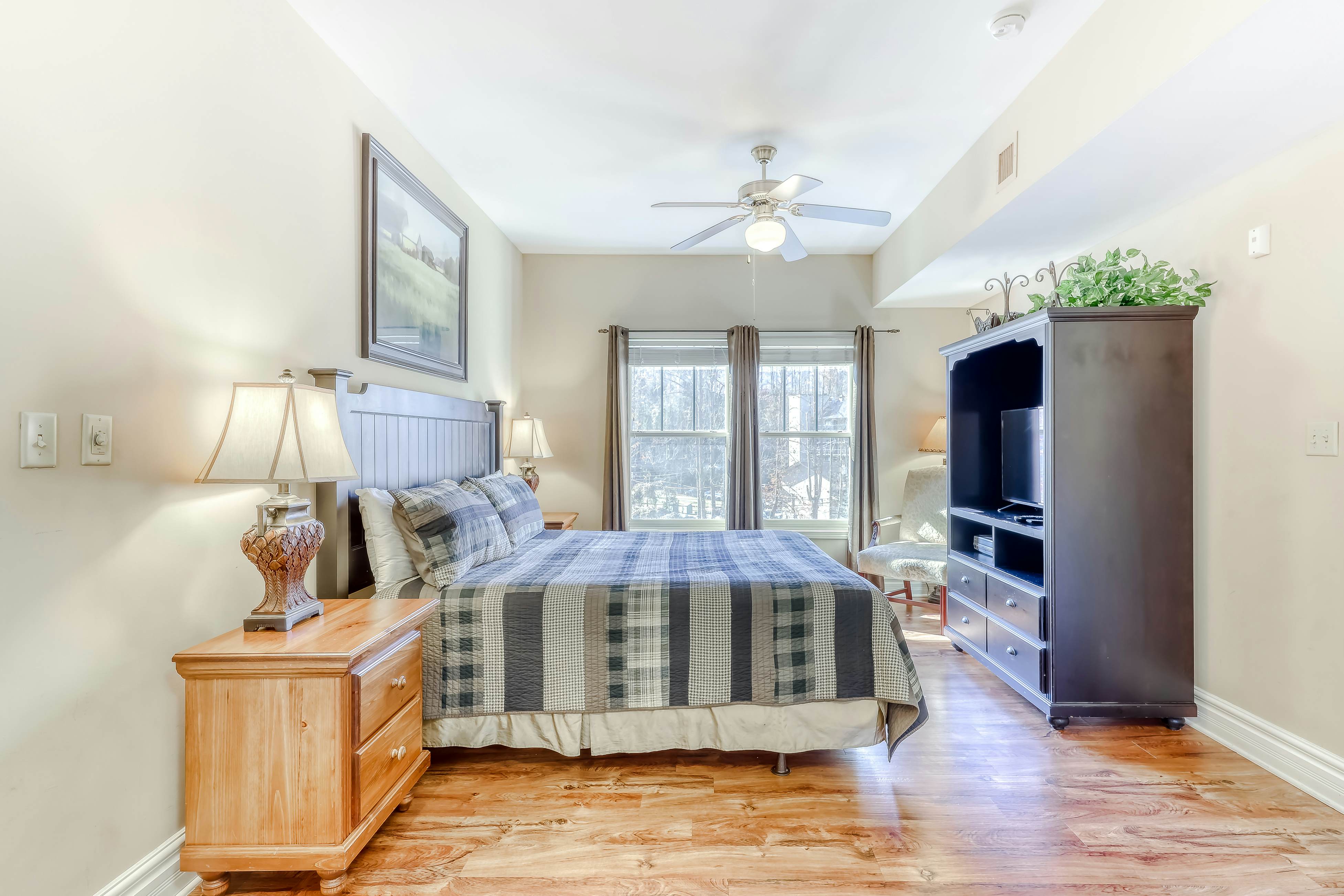 Charming Condo Steps from Downtown, Sleeps 6・Gym