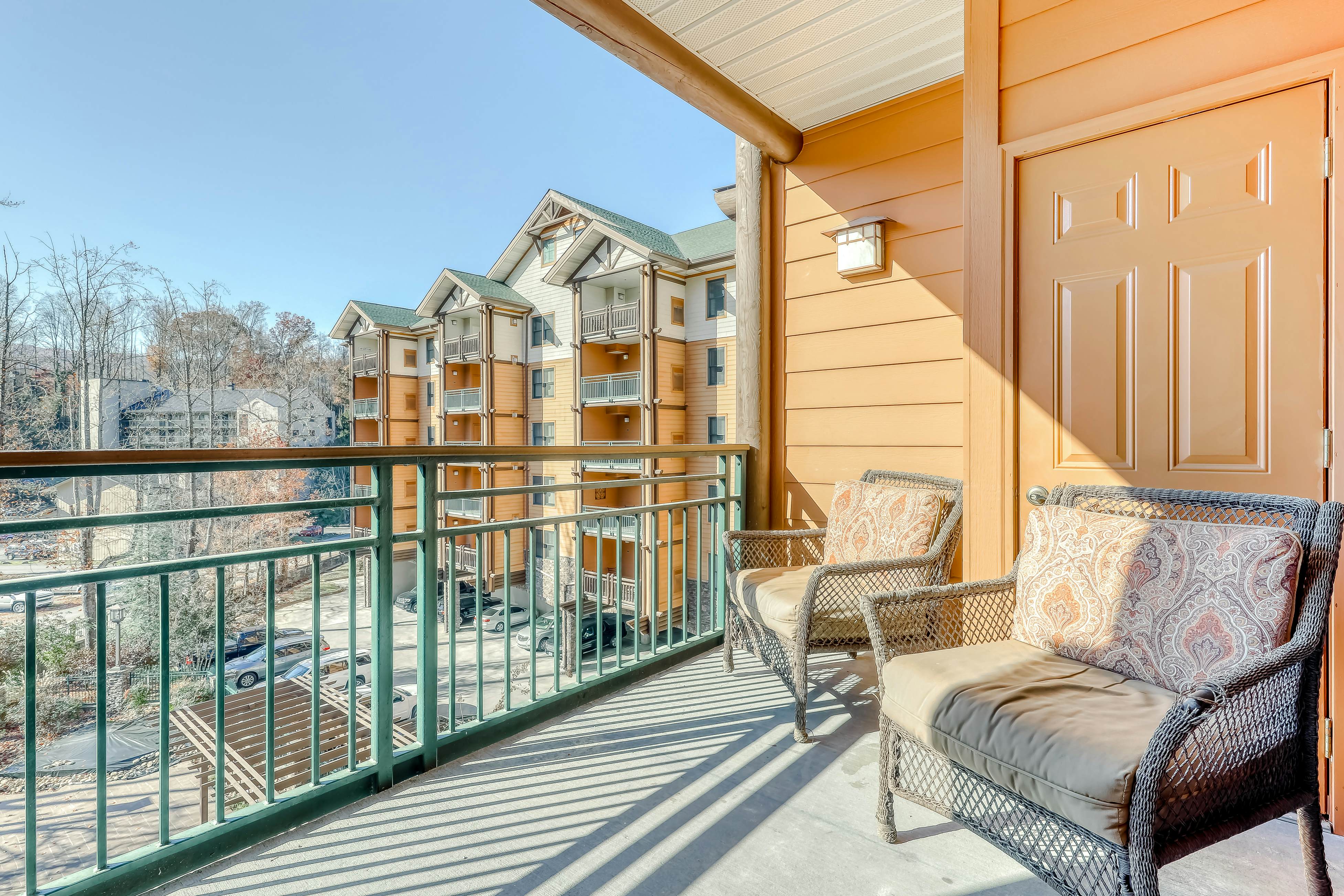 Charming Condo Steps from Downtown, Sleeps 6・Gym