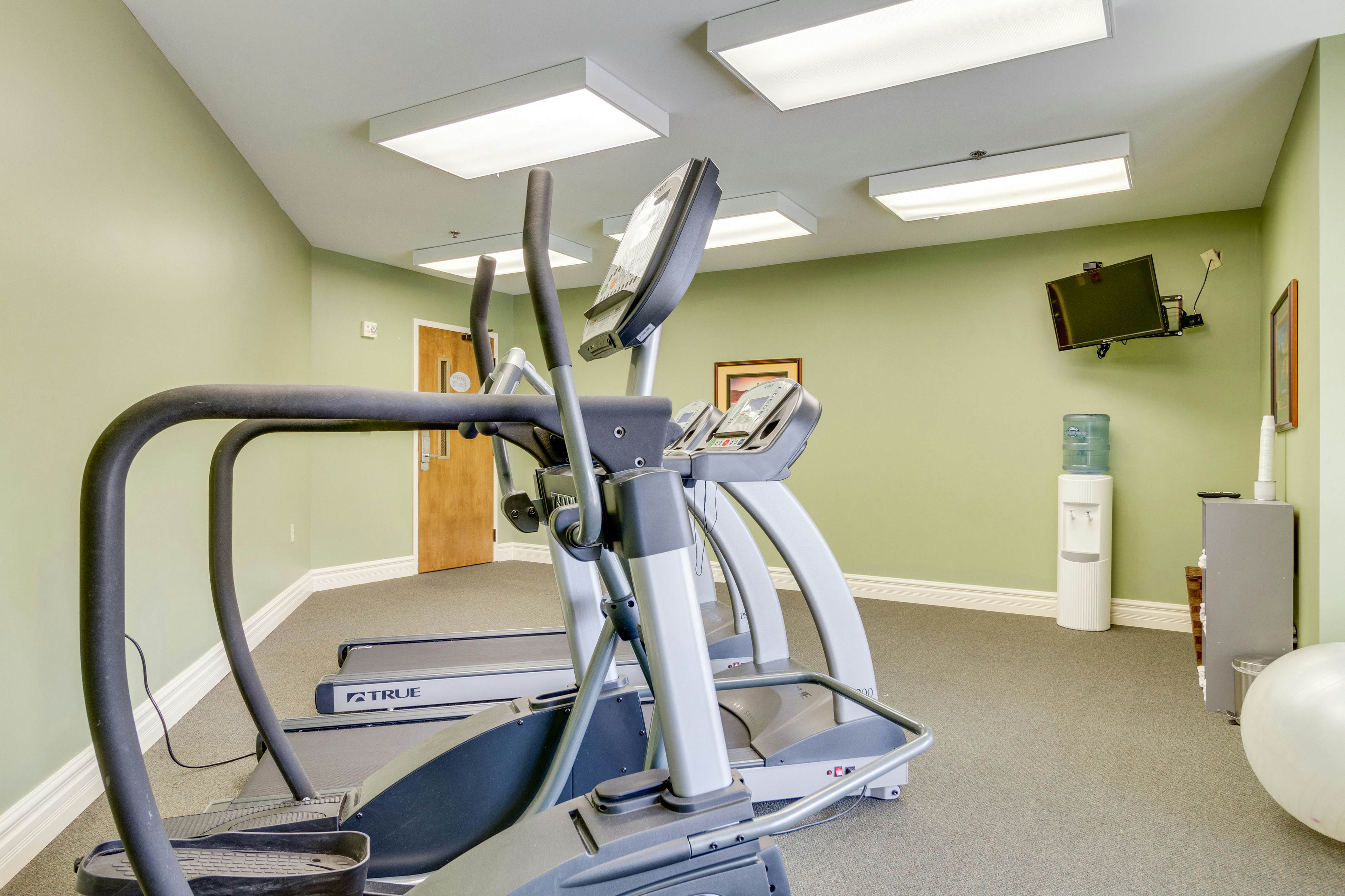 Charming Condo Steps from Downtown, Sleeps 6・Gym