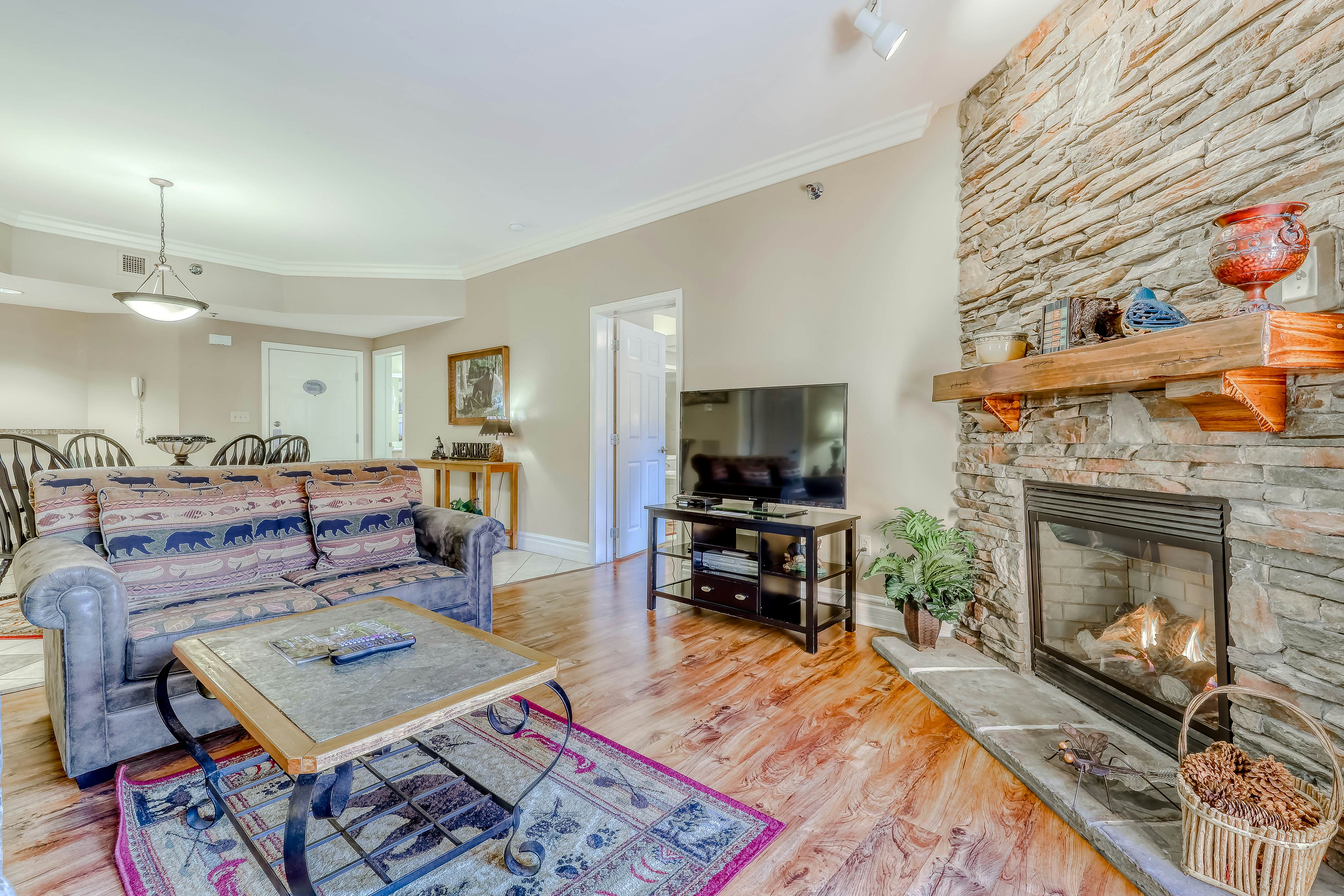 Charming Condo Steps from Downtown, Sleeps 6・Gym