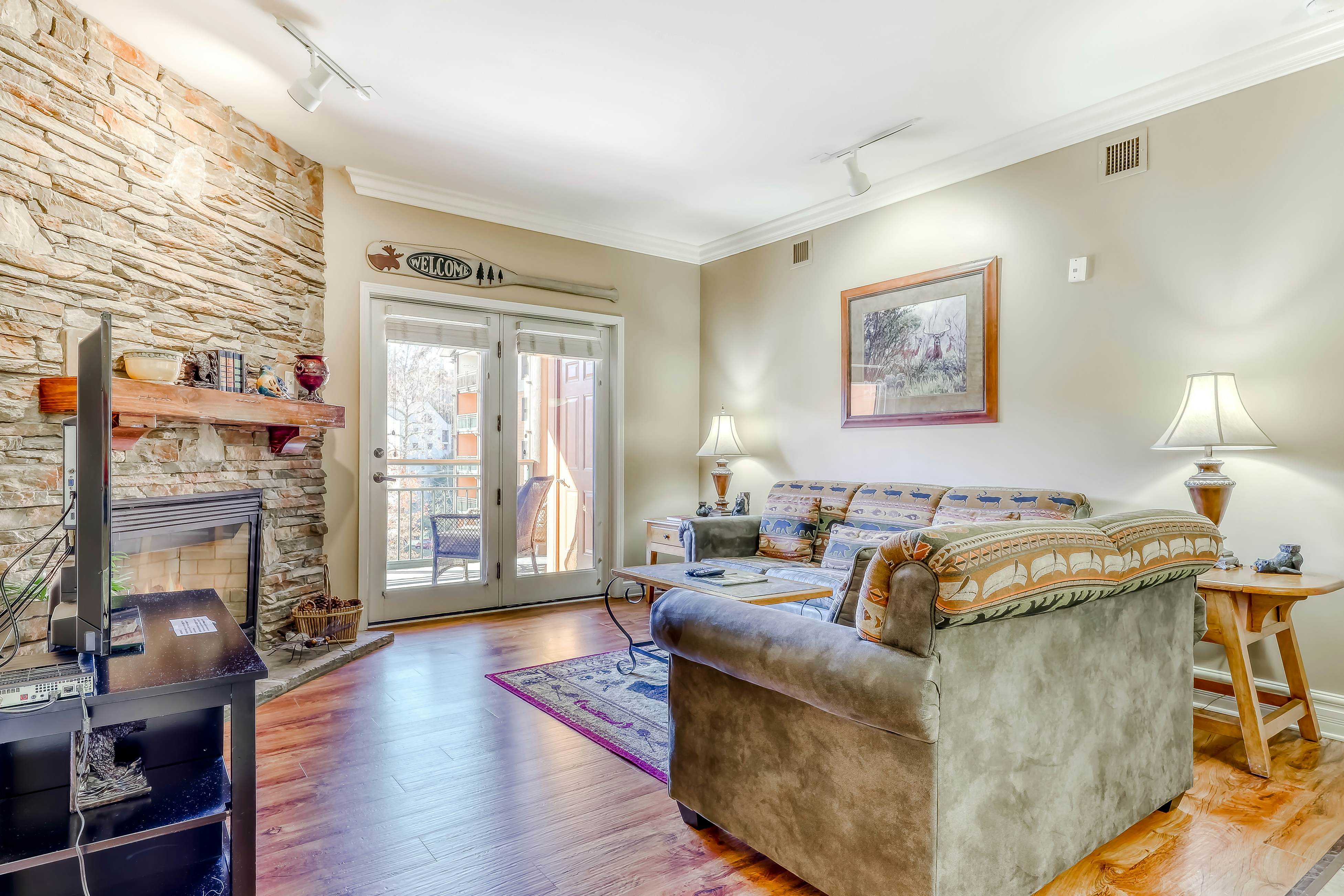 Charming Condo Steps from Downtown, Sleeps 6・Gym