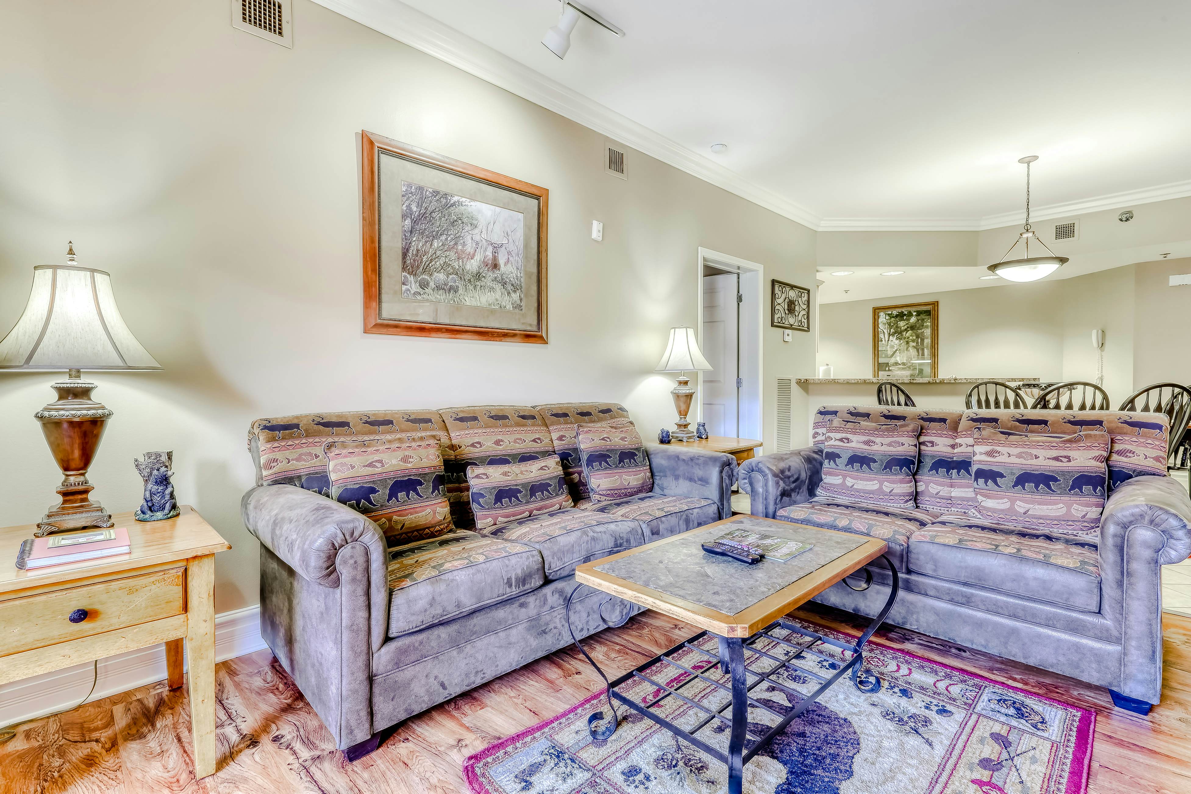 Charming Condo Steps from Downtown, Sleeps 6・Gym