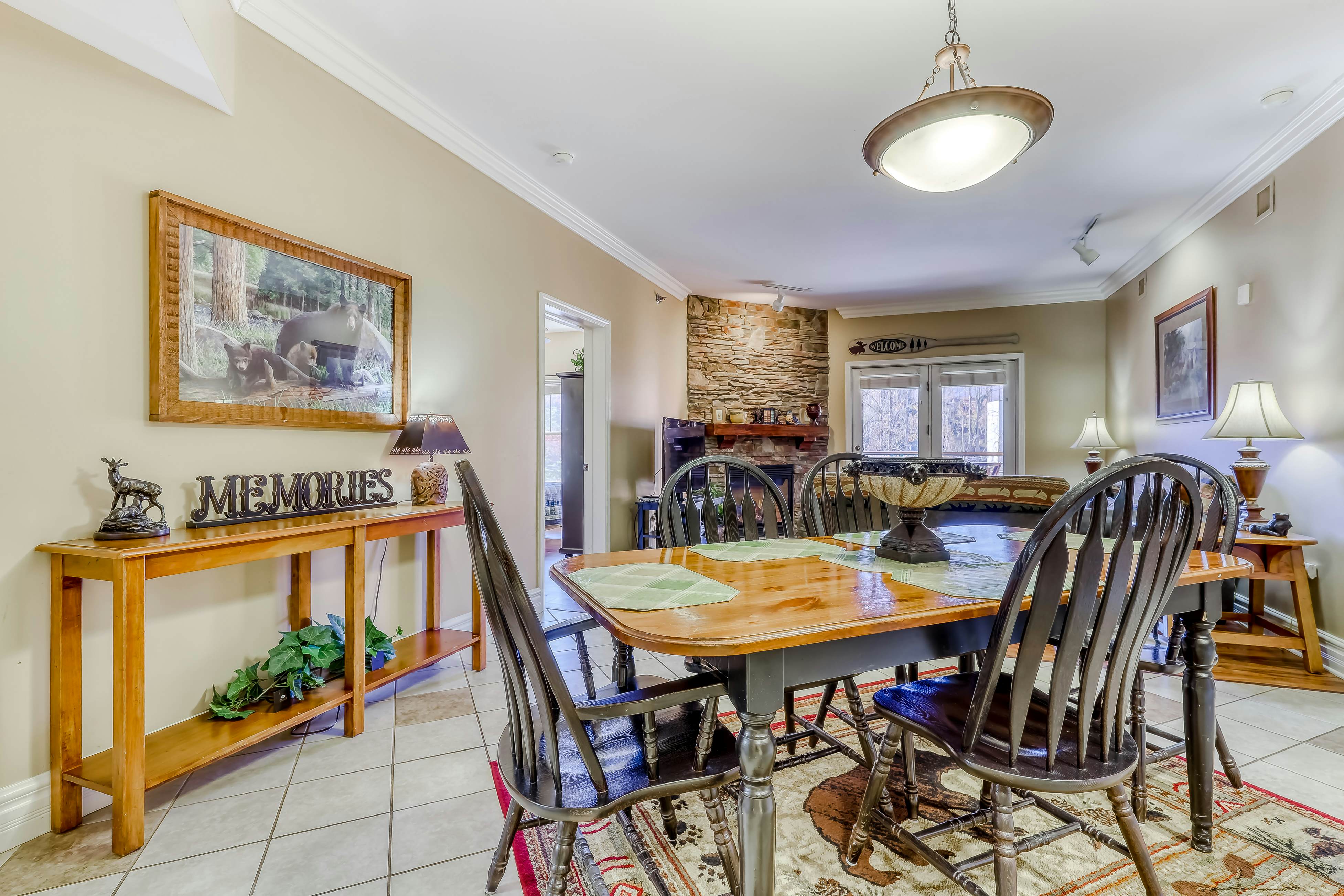 Charming Condo Steps from Downtown, Sleeps 6・Gym