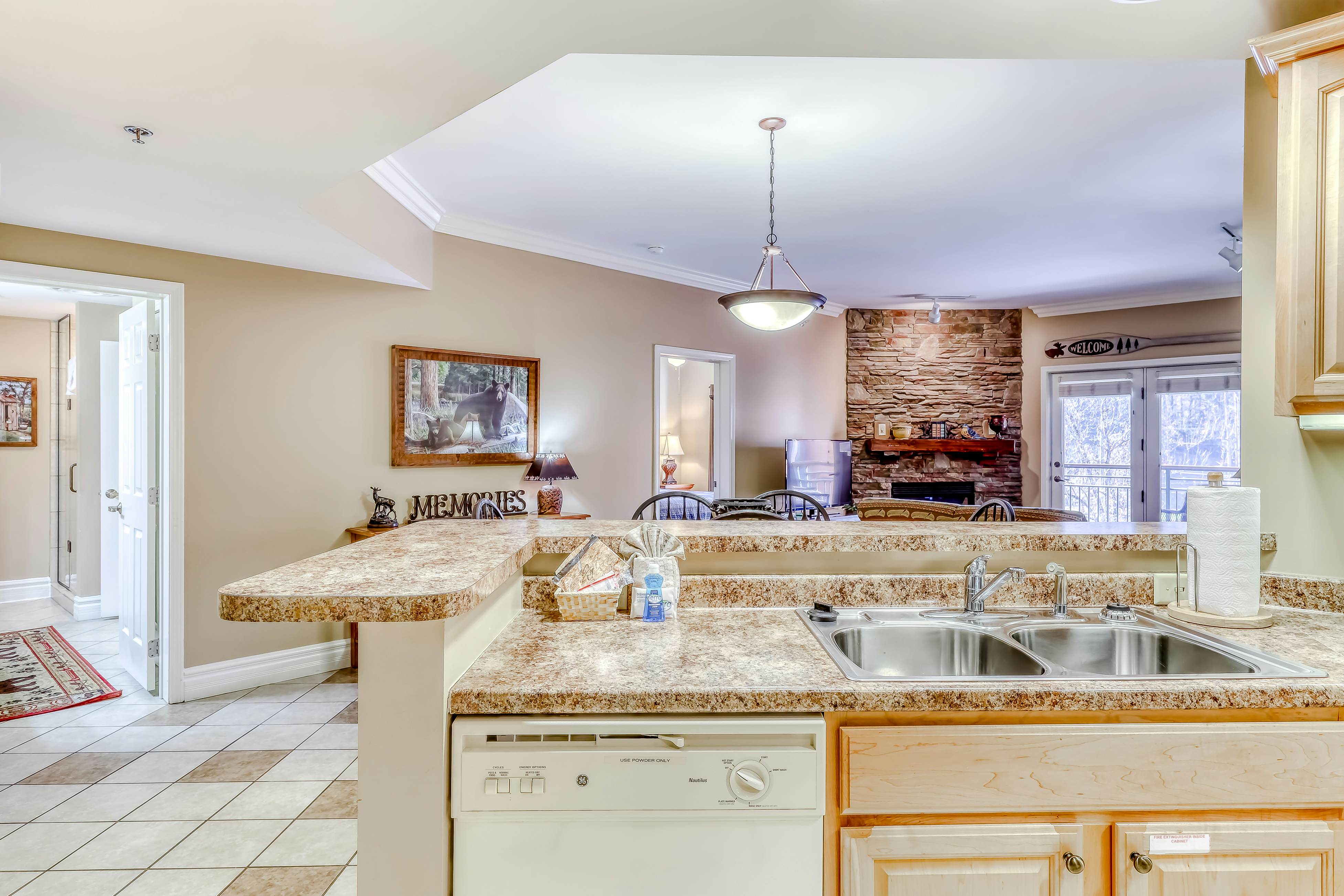 Charming Condo Steps from Downtown, Sleeps 6・Gym