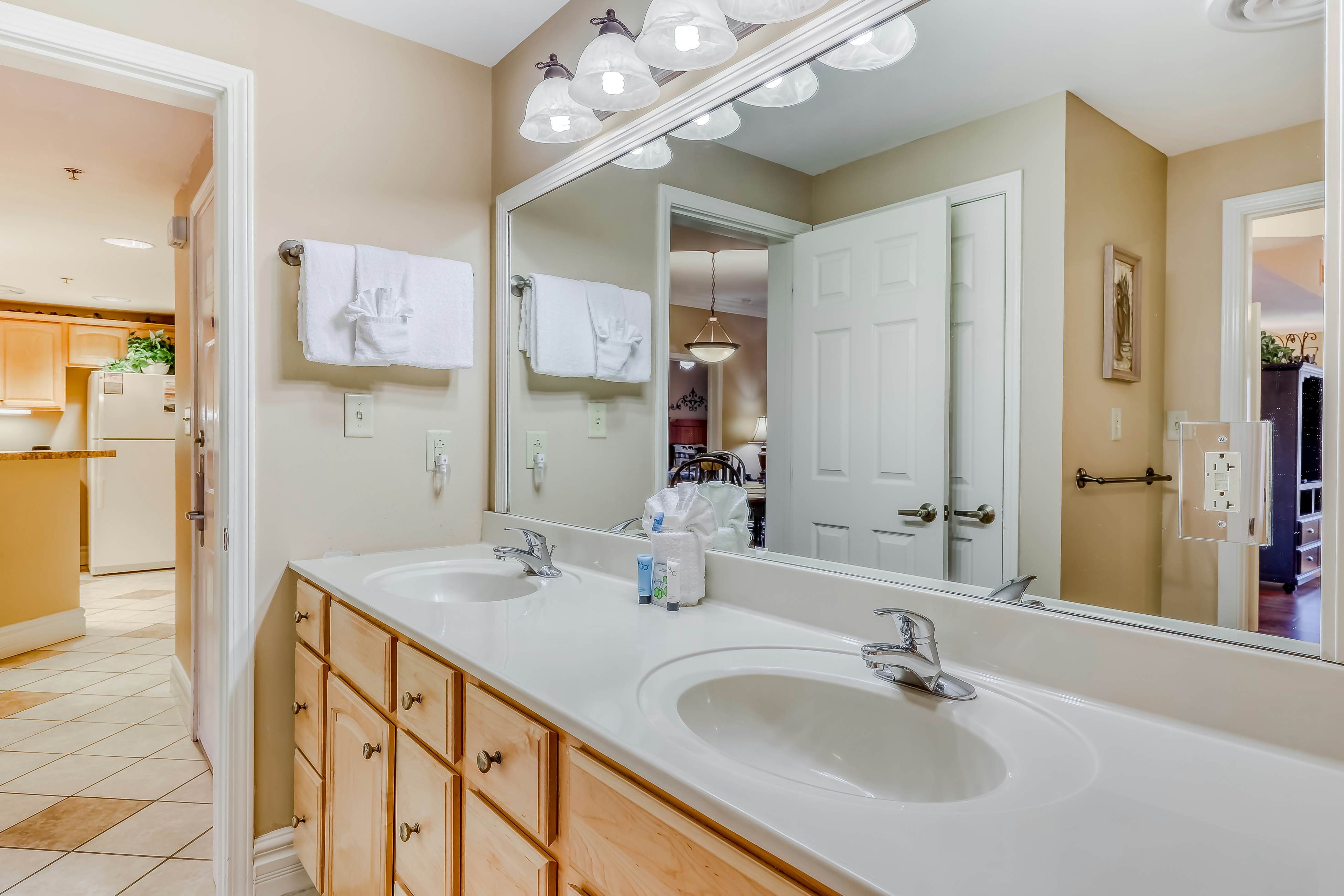 Charming Condo Steps from Downtown, Sleeps 6・Gym