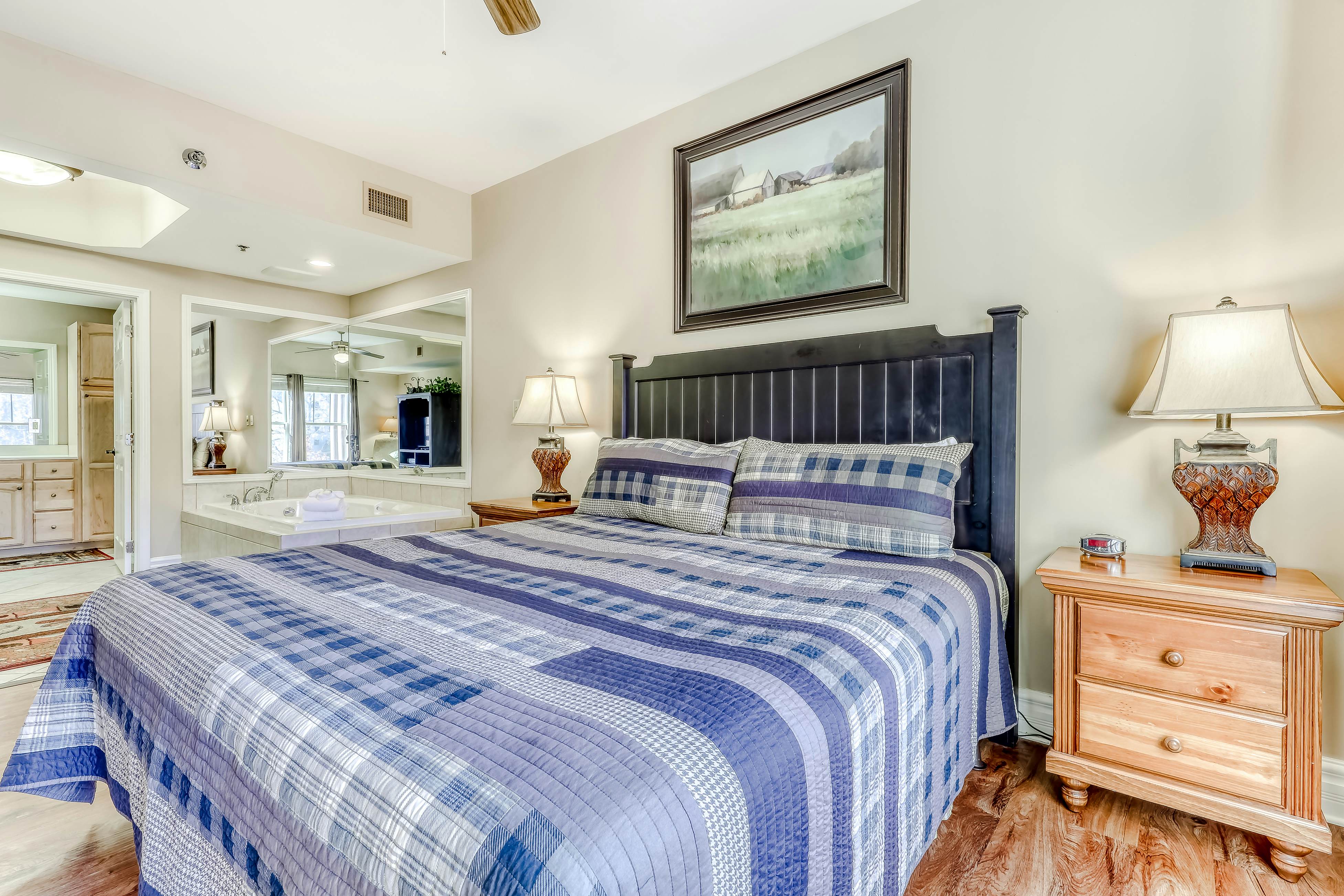 Charming Condo Steps from Downtown, Sleeps 6・Gym