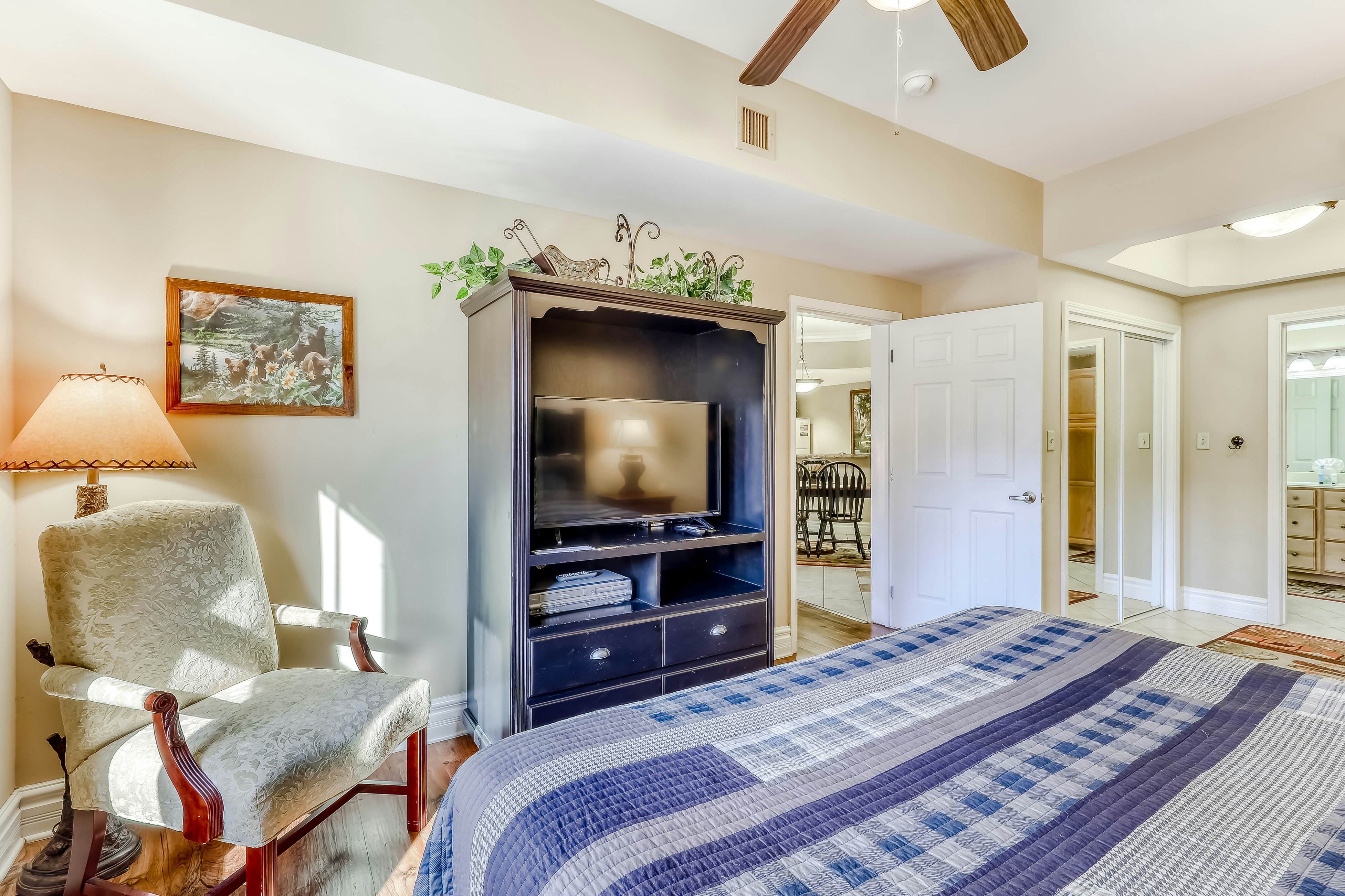 Charming Condo Steps from Downtown, Sleeps 6・Gym