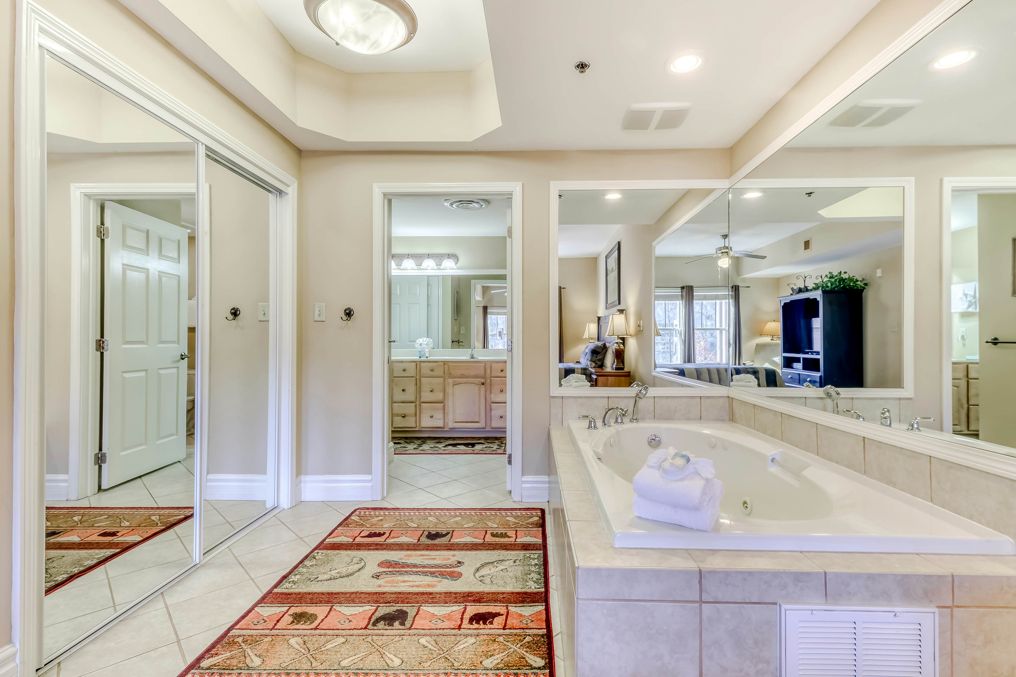 Charming Condo Steps from Downtown, Sleeps 6・Gym