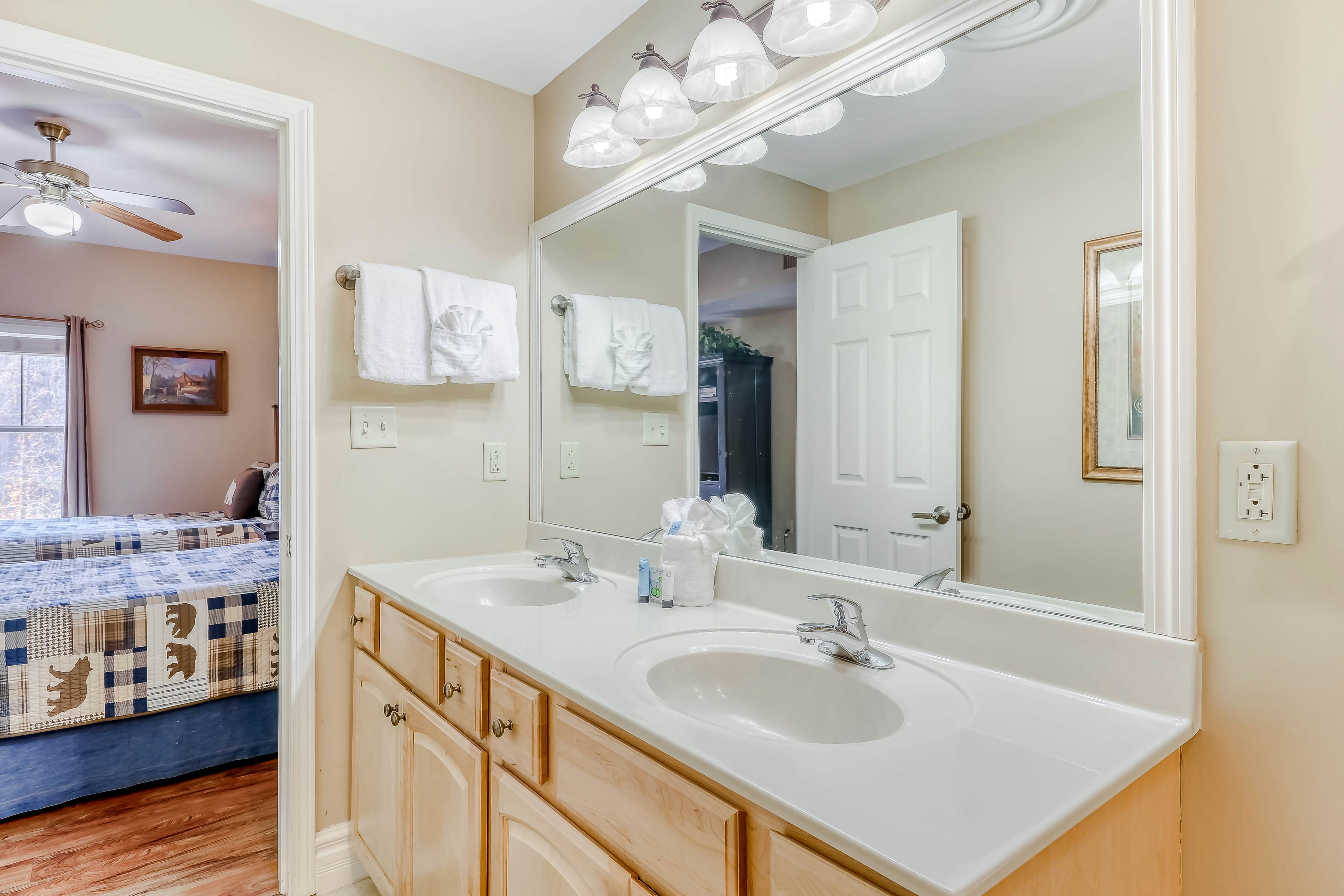 Charming Condo Steps from Downtown, Sleeps 6・Gym