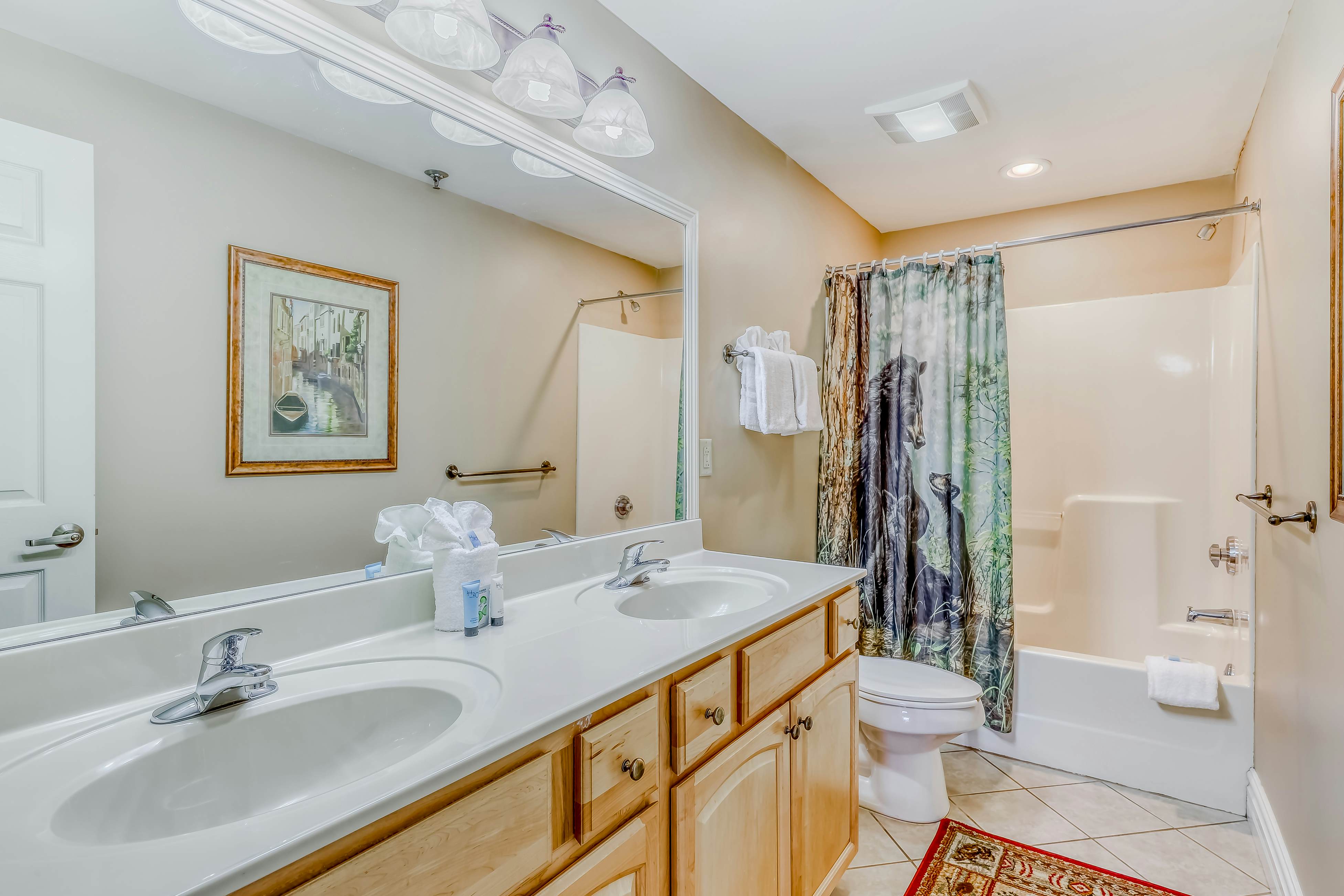 Charming Condo Steps from Downtown, Sleeps 6・Gym