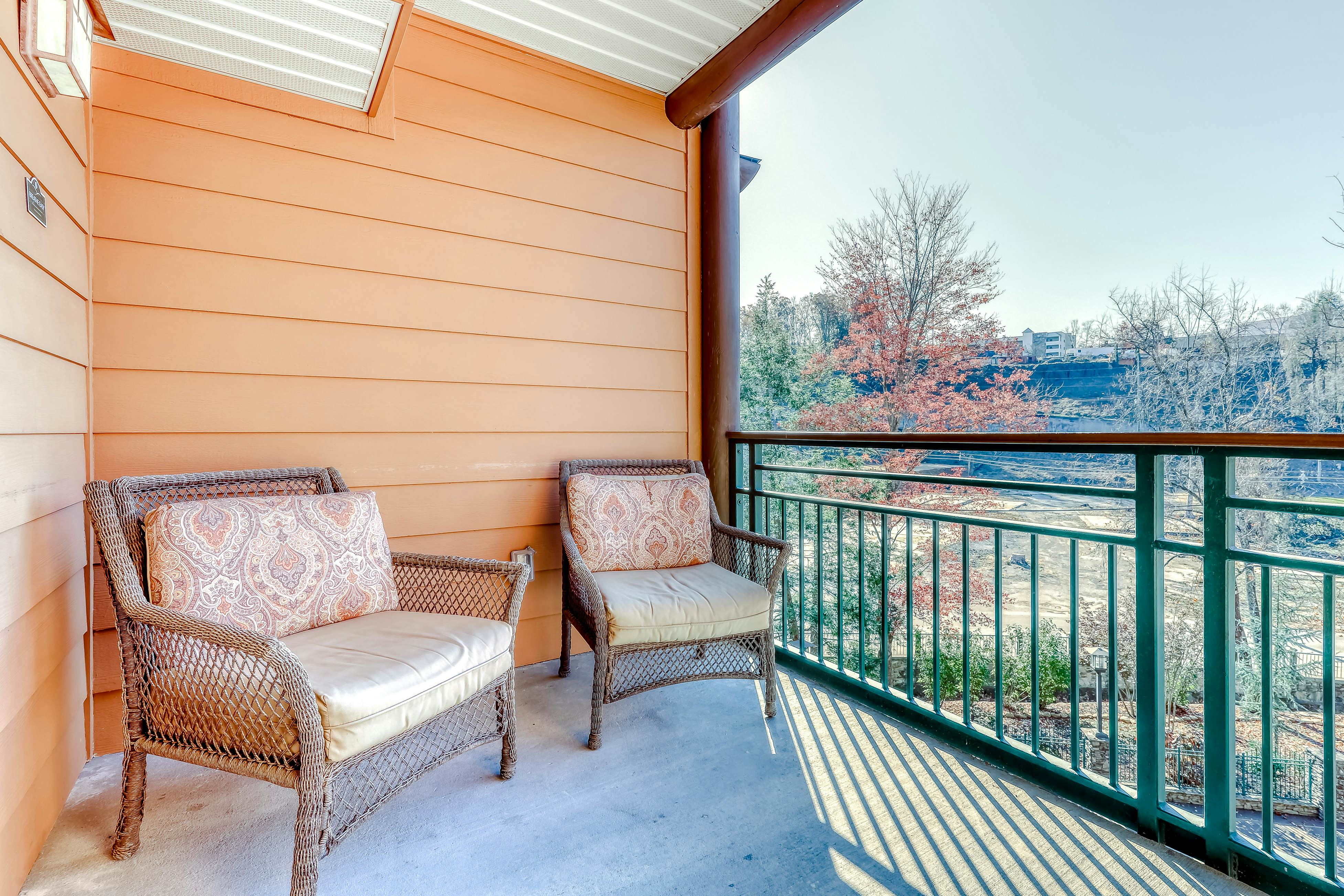 Charming Condo Steps from Downtown, Sleeps 6・Gym