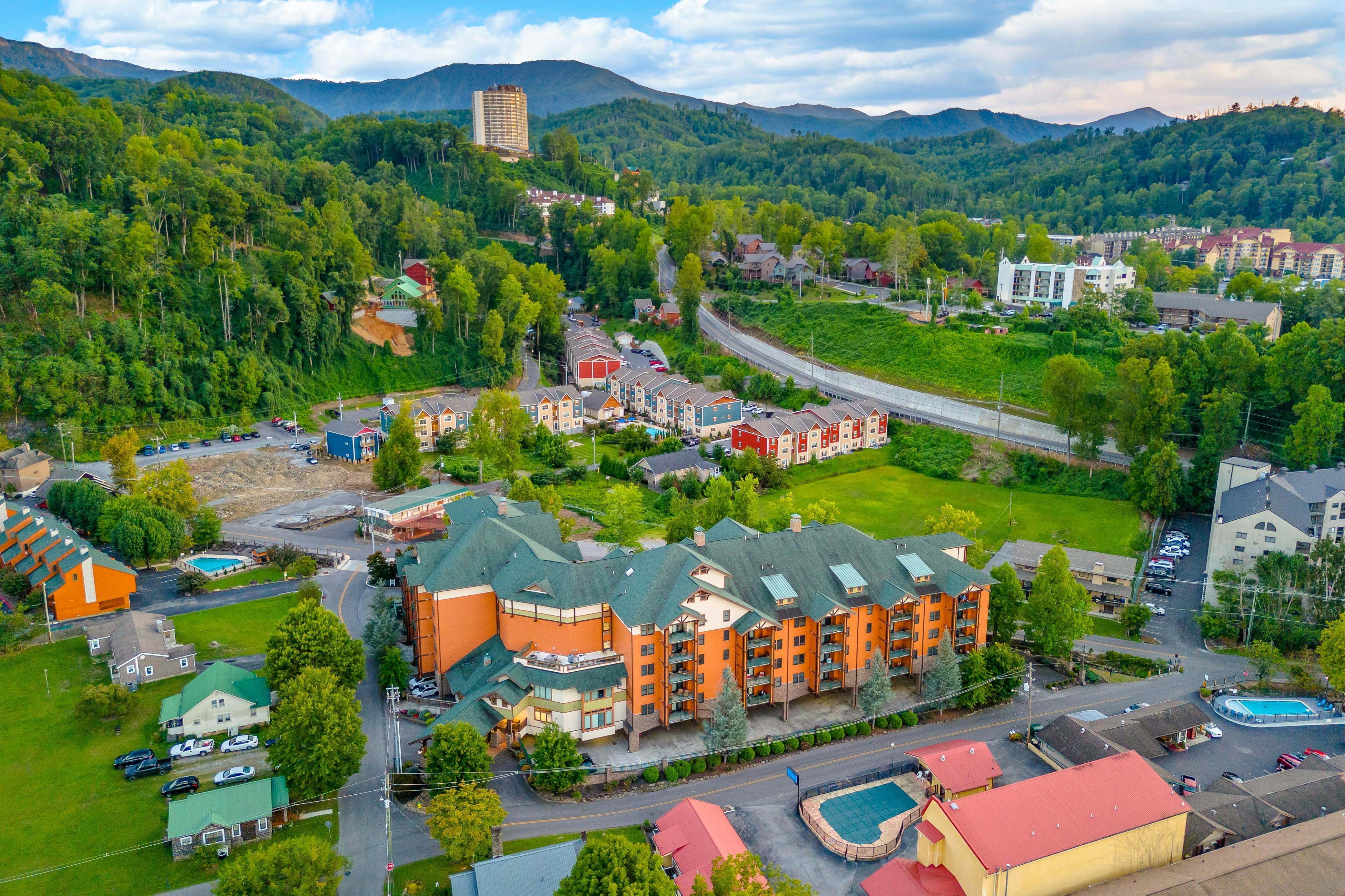 Charming Condo Steps from Downtown, Sleeps 6・Gym