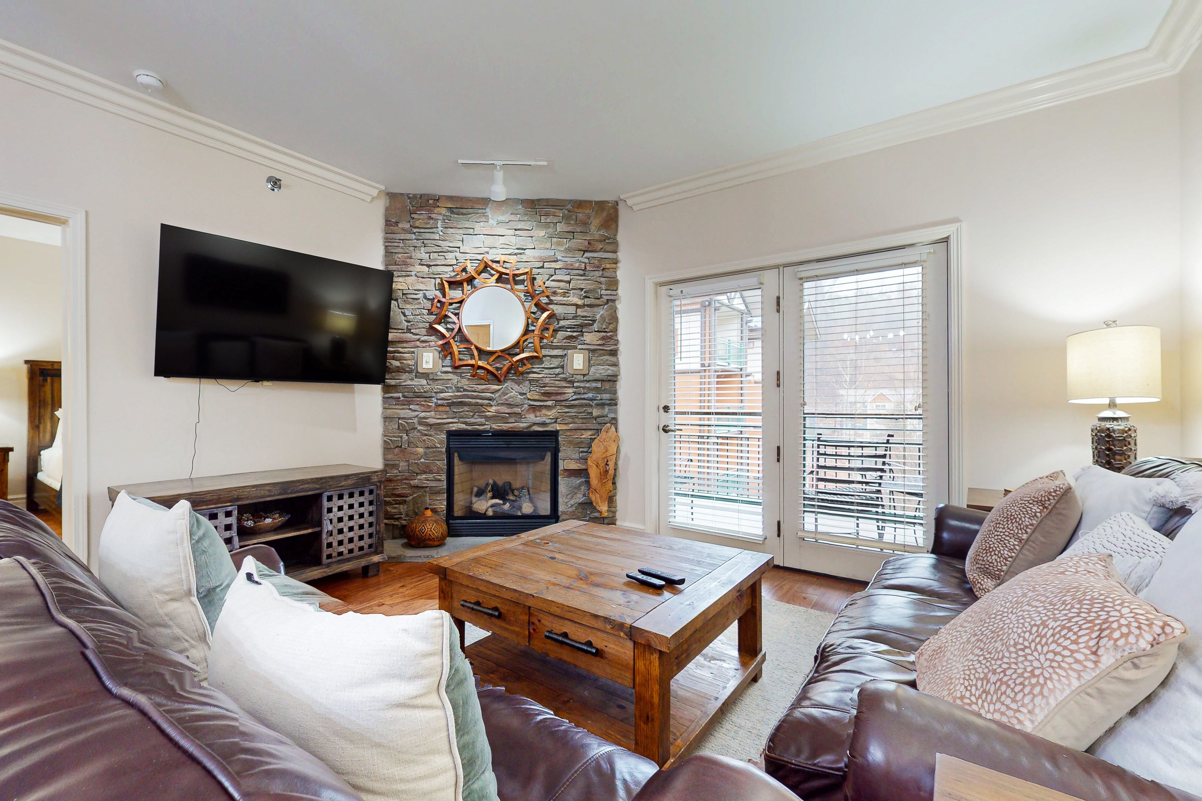 Walkable Luxury Condo, Sleeps 6, Balcony, Jetted tub