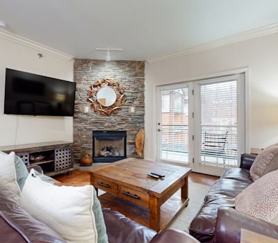 Walkable Luxury Condo, Sleeps 6, Balcony, Jetted tub