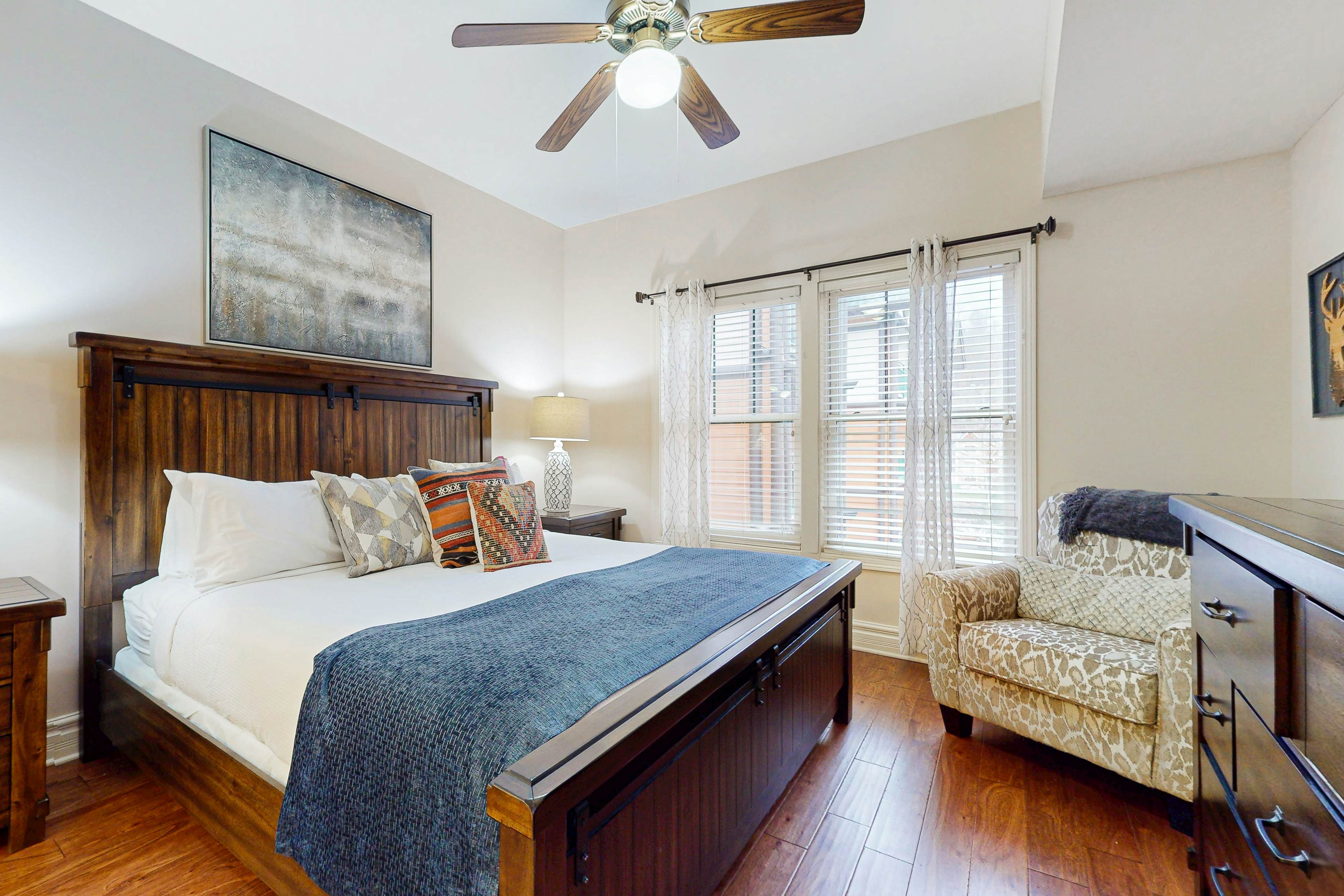 Walkable Luxury Condo, Sleeps 6・Balcony・Jetted tub