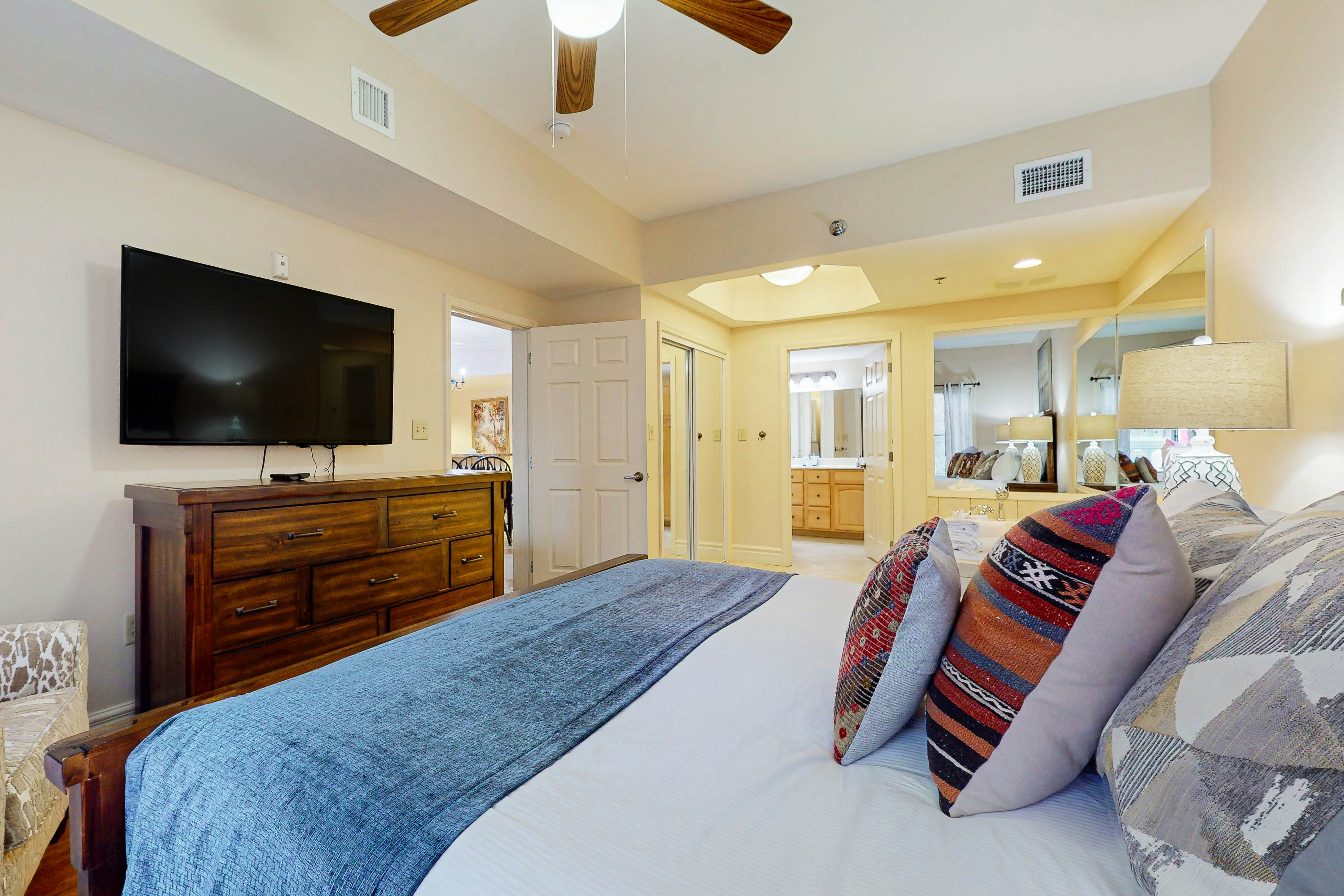 Walkable Luxury Condo, Sleeps 6・Balcony・Jetted tub