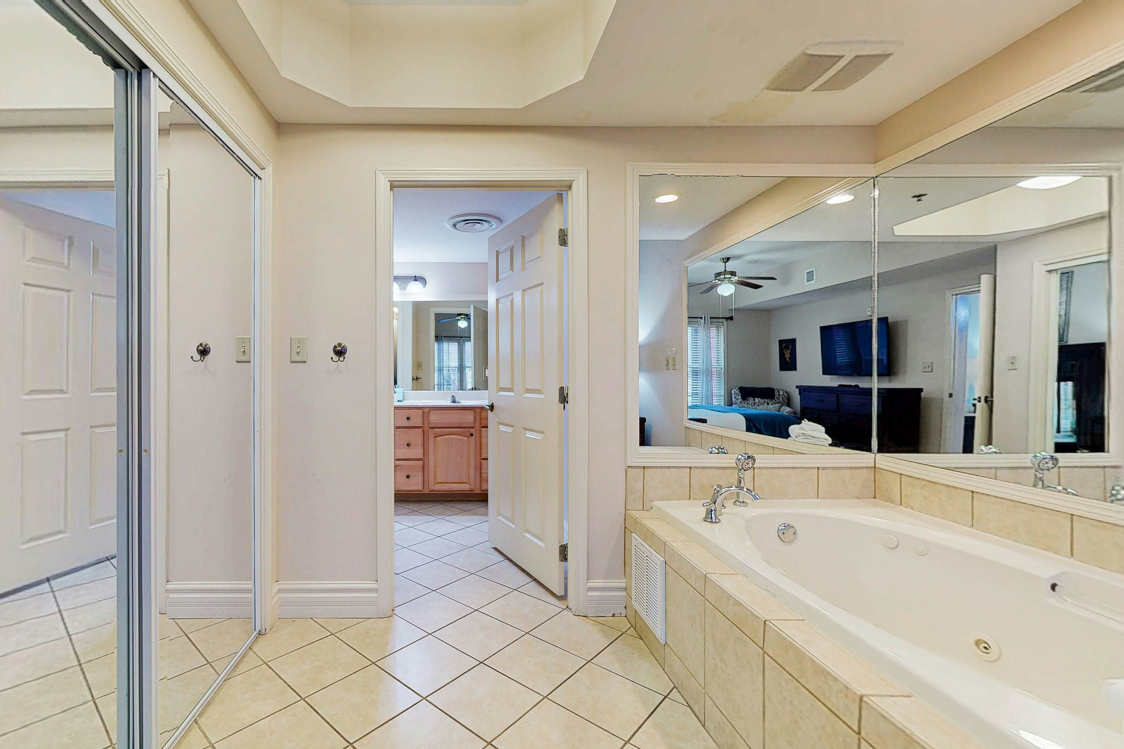 Walkable Luxury Condo, Sleeps 6・Balcony・Jetted tub