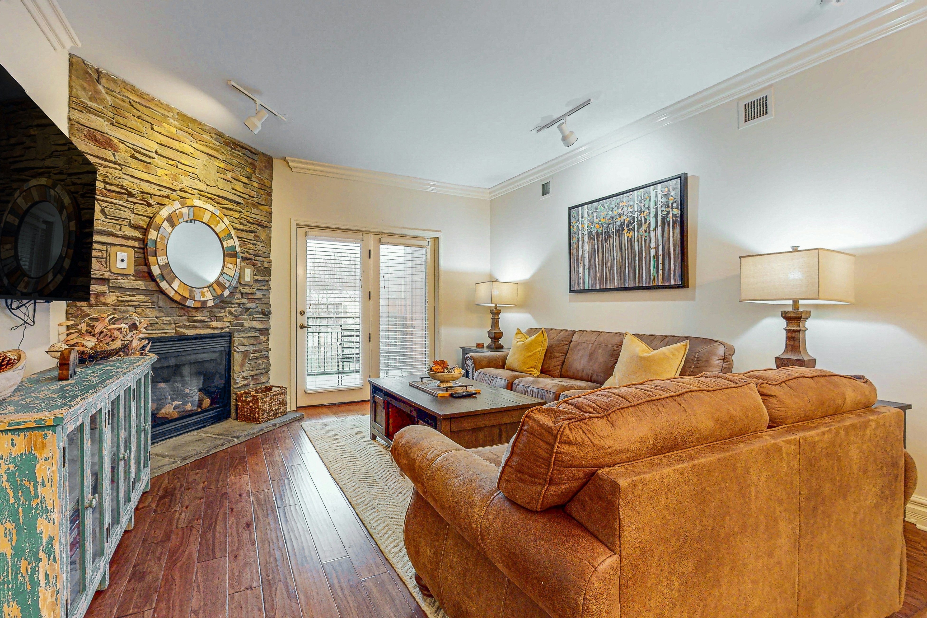 Convenient Luxe Condo, Sleeps 6・Jetted Tub・Fireplace