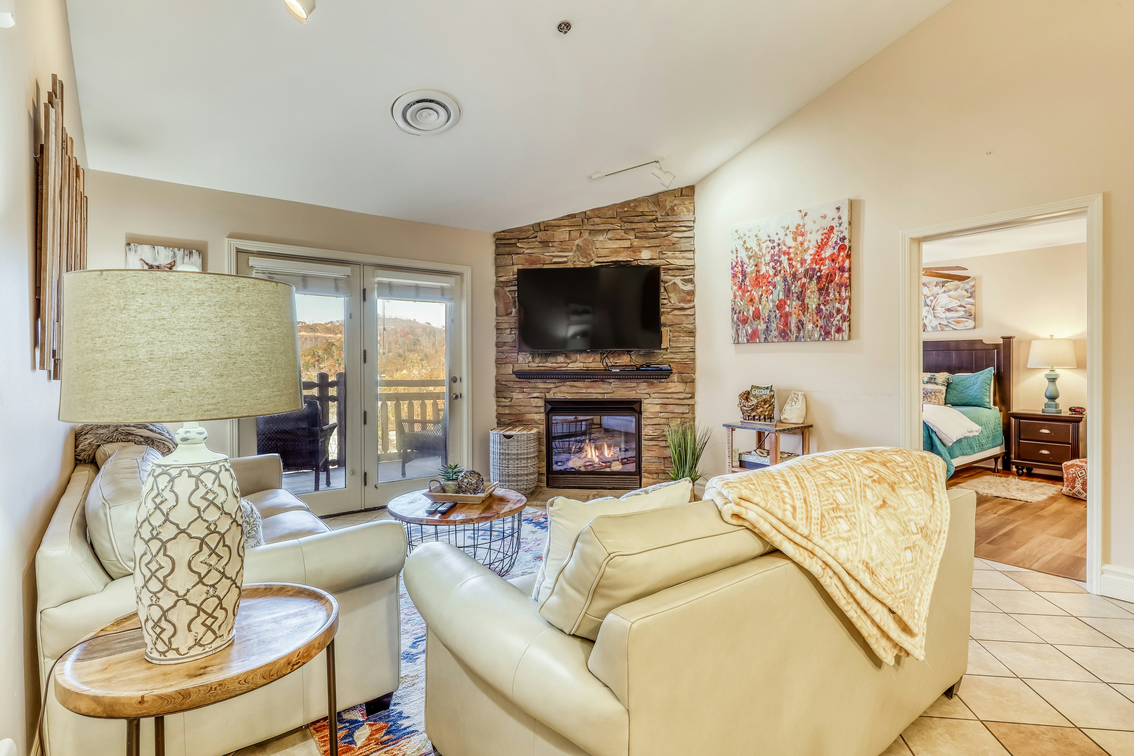 Cozy Creekside Condo, Sleeps 8・Jetted Tub・Gym