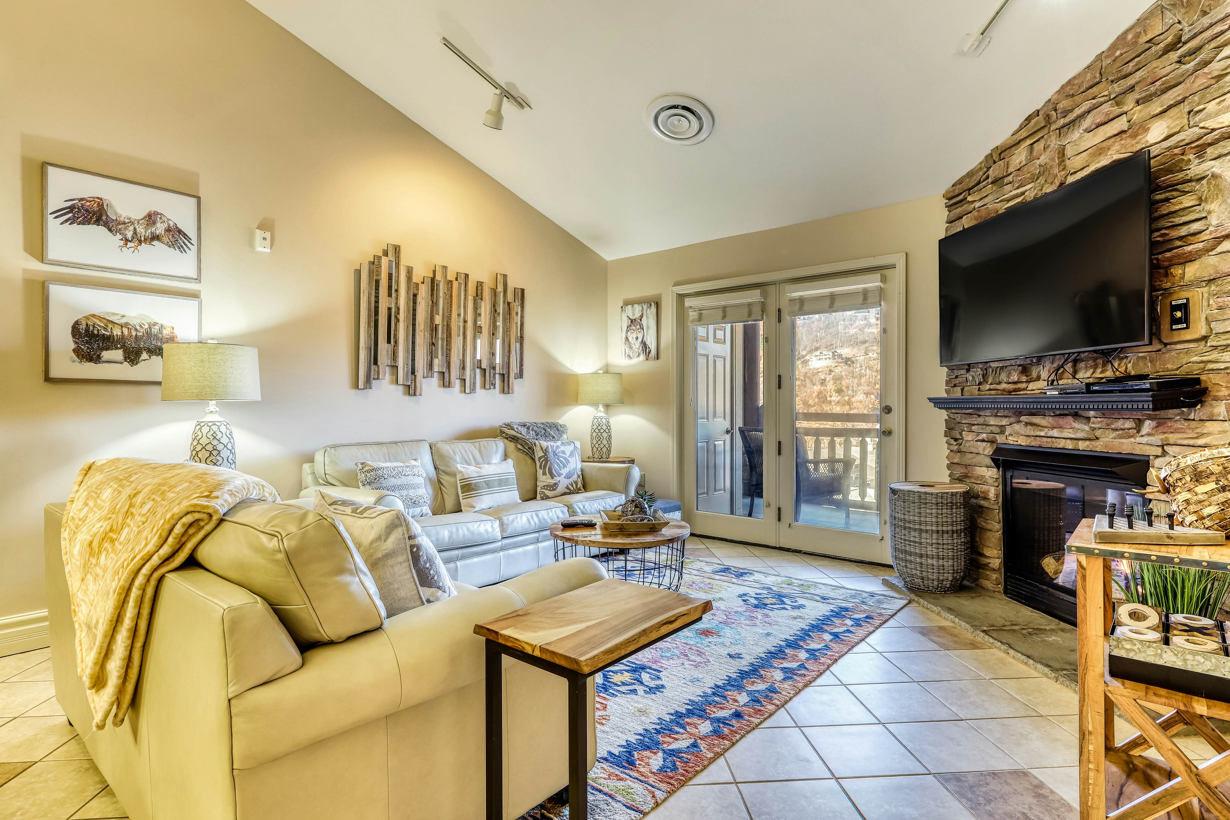 Cozy Creekside Condo, Sleeps 8・Jetted Tub・Gym