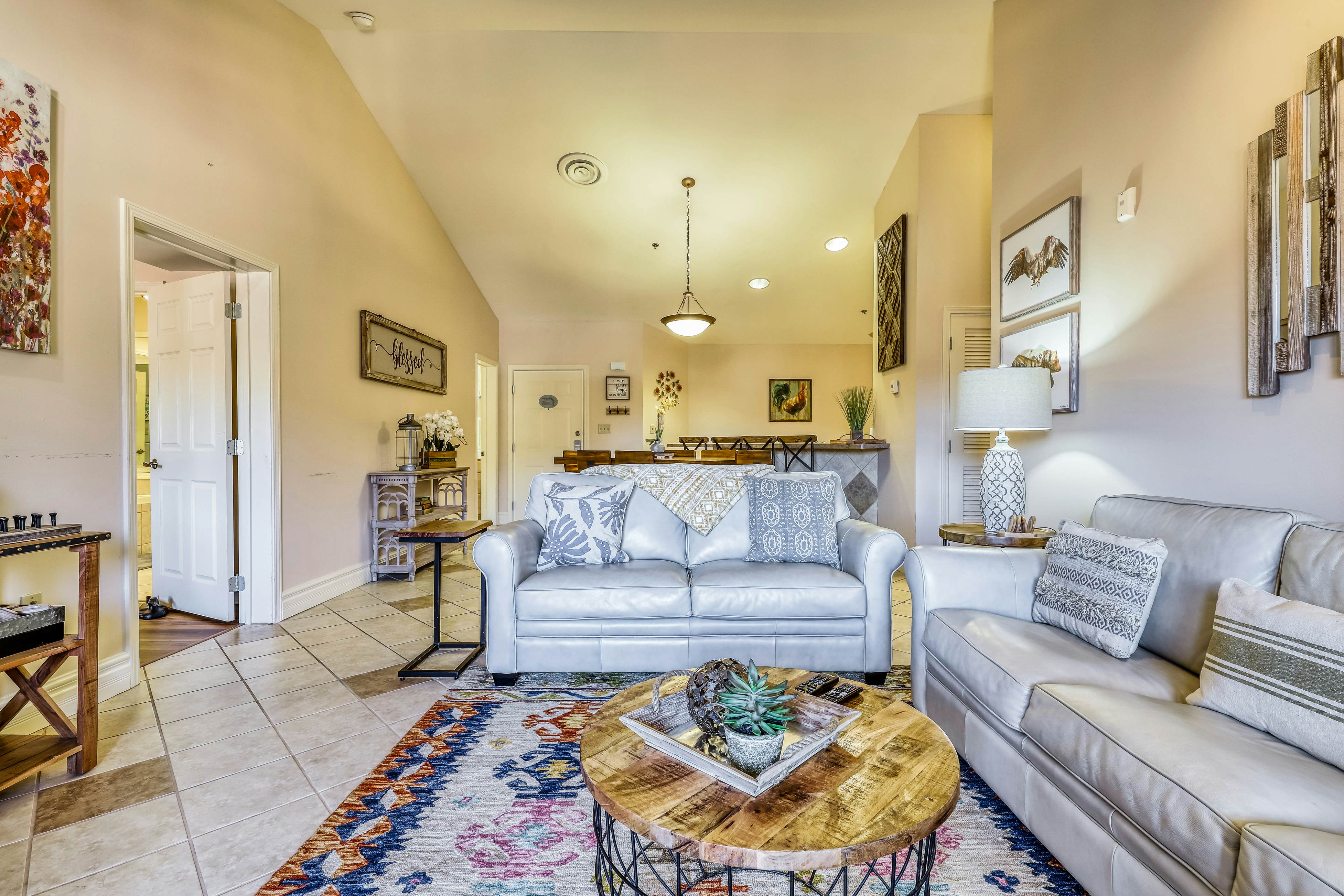 Cozy Creekside Condo, Sleeps 8・Jetted Tub・Gym